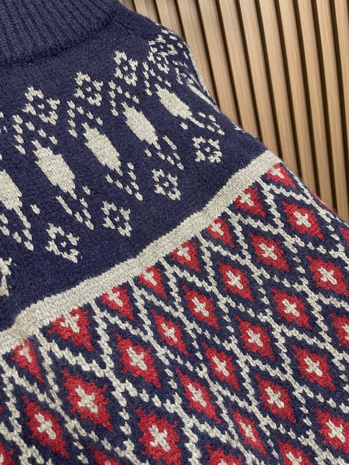 🛒🛒Loewe 满饰几何针织毛衣外套，定制雪绒棱格提花羊毛，费尔岛纹以非对称的菱形秩序呈现，跃升为新北欧