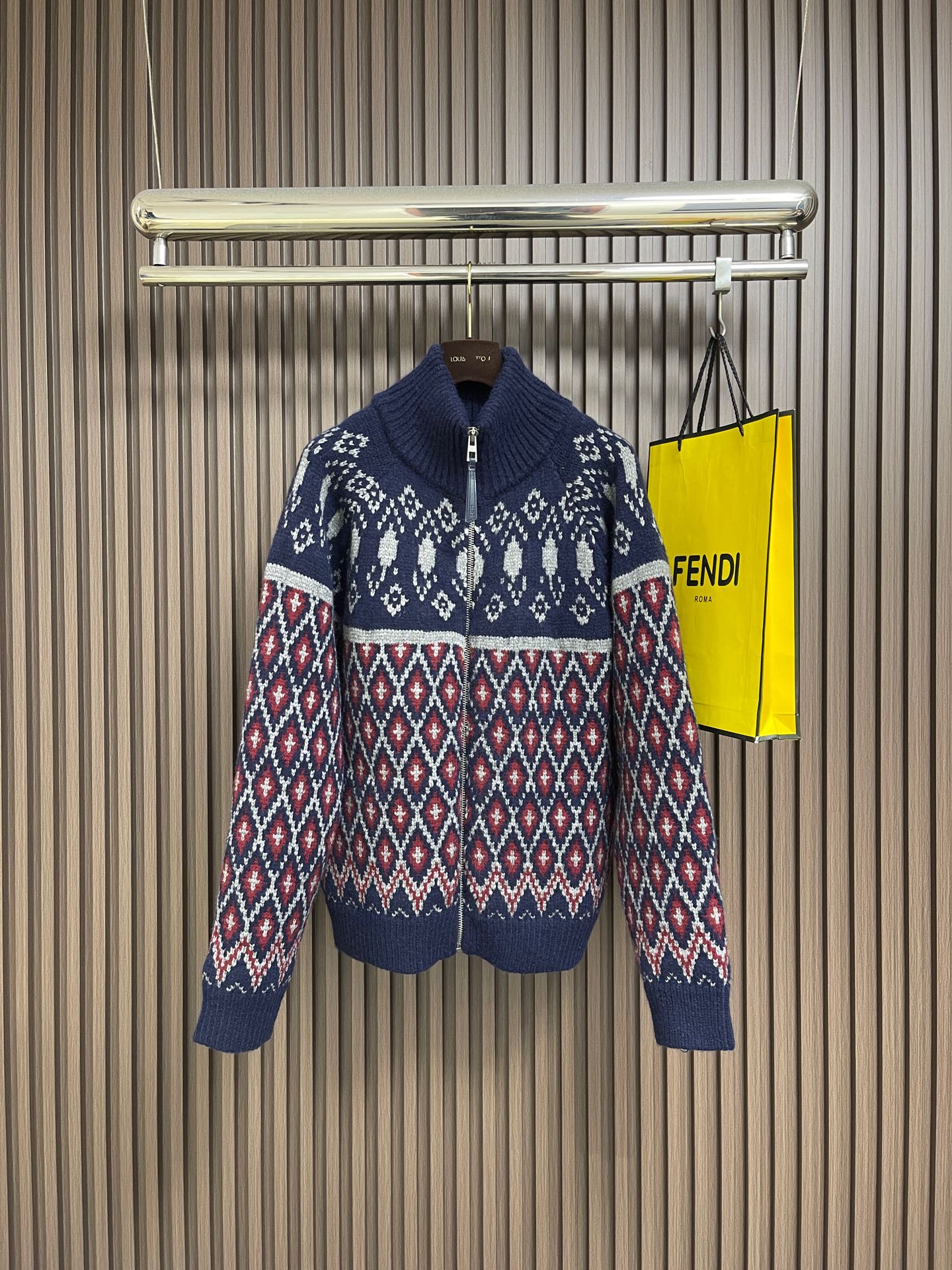 NO:681723,Loewe  Fully embellished geometric knitted sweater jacket, custom-made velvet ribbed jacquard wool, Fair Isle pattern presented in an asymmetrical rhombus order, becoming a statement of New Nordic aesthetics. The exquisite zipper design is cleverly integrated into the knitted jacket, making the jacket instantly rejuvenated. It is made of jacquard tissue imported from Germany, which accurately controls the arrangement and arrangement of yarns.  Interweaving method, carefully interwoven on the loom, Fair Isle jacquard art pattern inlay, the fabric is more vivid and three-dimensional curved thread structure, by changing the stitching method and the arrangement of the yarn during the knitting process, the yarn shows a curved distribution in the fabric. Sizes S-XL, loewe, jackets  & coats, sweaters,19860909Loewe 满饰几何针织毛衣外套,定制雪绒棱格提花羊毛,费尔岛纹以非对称的菱形秩序呈现,跃升为新北欧美学的宣言,精致的拉链设计巧妙地融入针织外套,让外套瞬间焕发活力.德国进口机提花组织而成,精确地控制纱线的排列和交织方式,在织机上精心交织,费尔岛提花艺术图案镶饰,织物更加生动立体曲型螺纹组织,通过改变针织过程中的针法和纱线的排列方式,使纱线在织物中呈现出曲线状的分布.尺码S-XL,,loewe,jackets & coats,sweaters,,Men's clothing