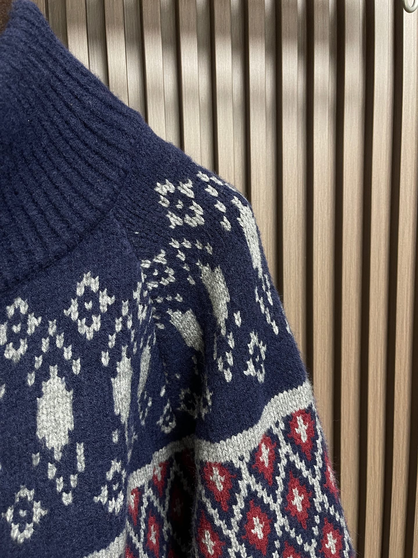 🛒🛒Loewe 满饰几何针织毛衣外套，定制雪绒棱格提花羊毛，费尔岛纹以非对称的菱形秩序呈现，跃升为新北欧