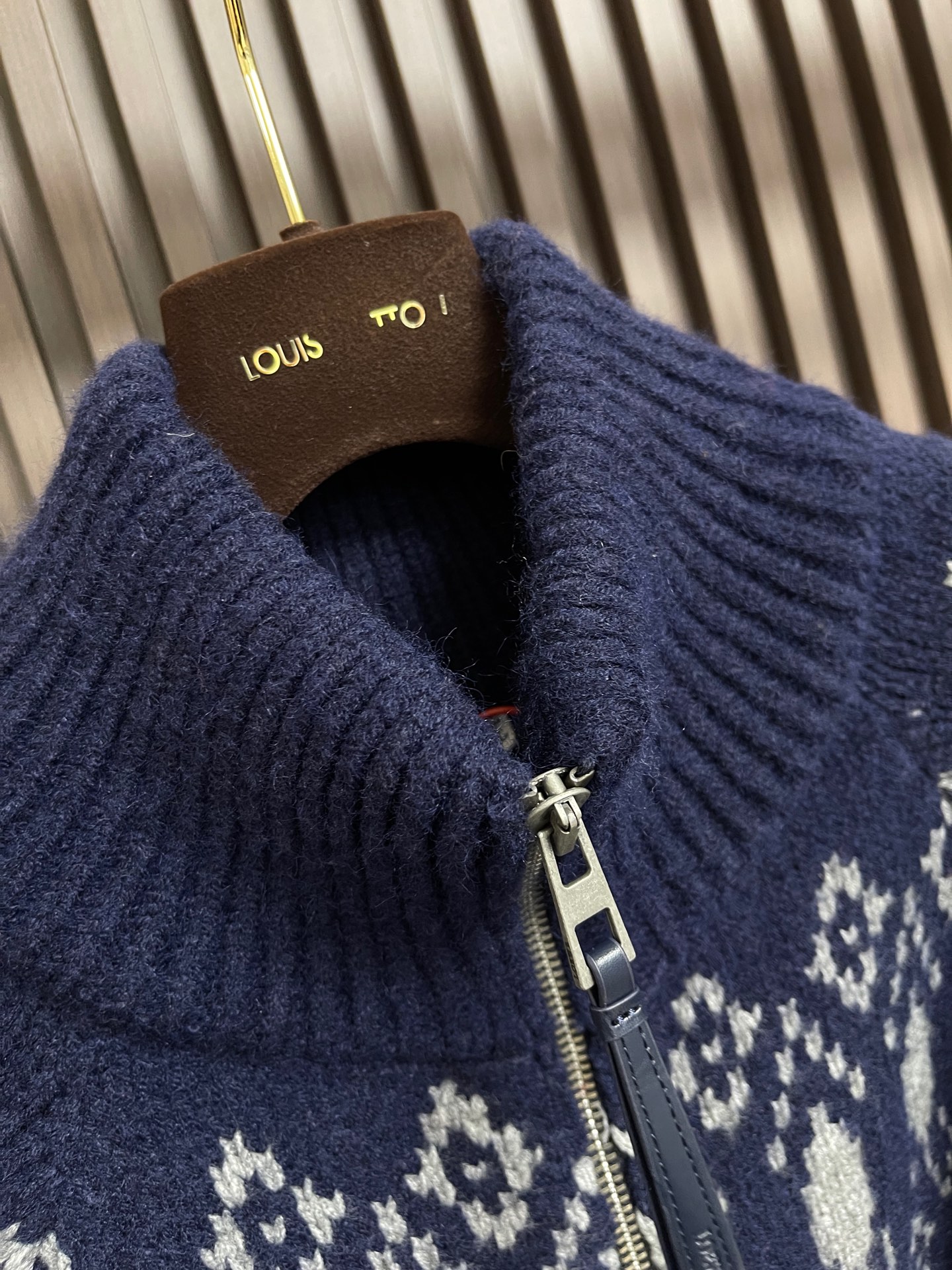 🛒🛒Loewe 满饰几何针织毛衣外套，定制雪绒棱格提花羊毛，费尔岛纹以非对称的菱形秩序呈现，跃升为新北欧