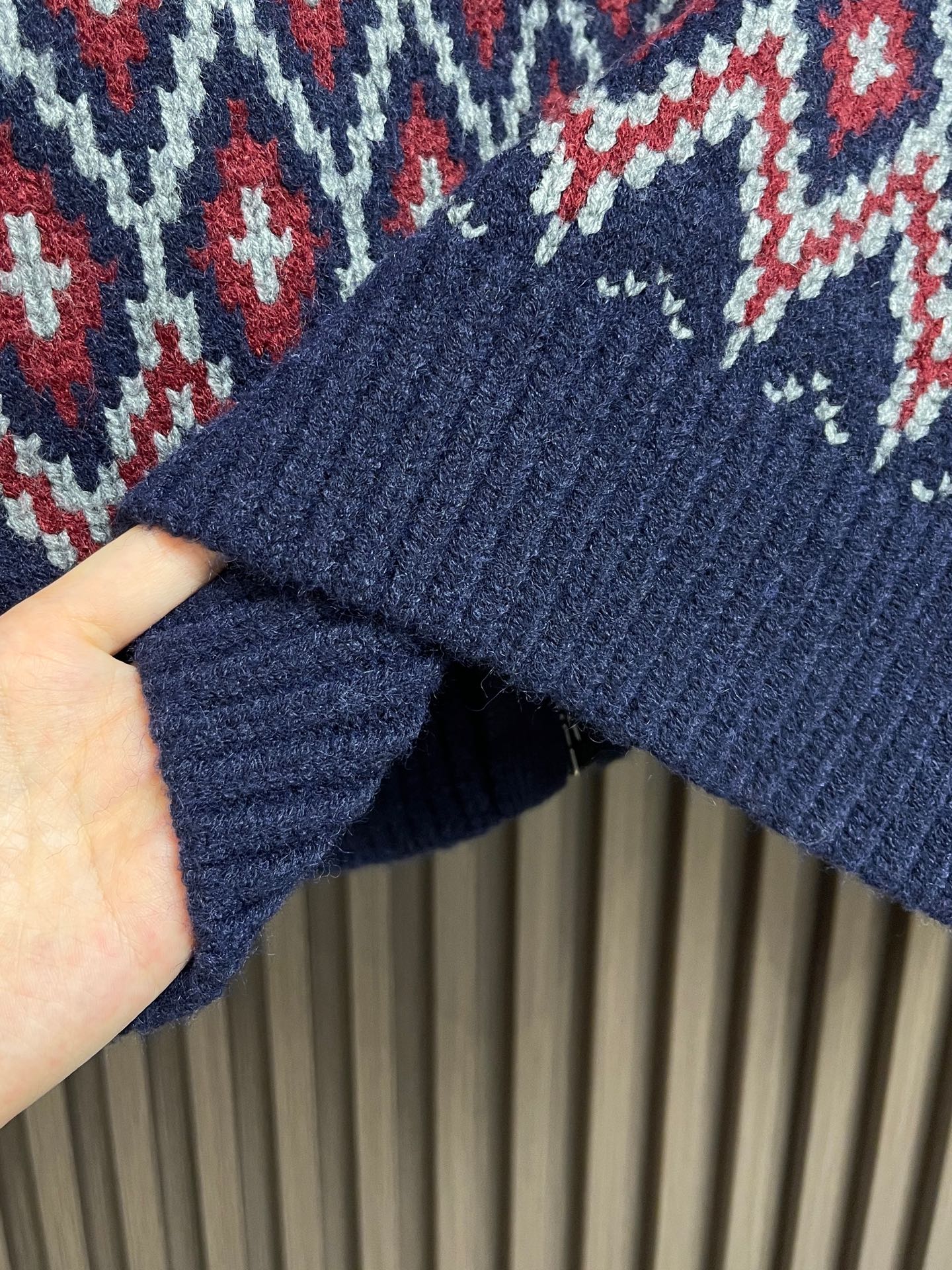 🛒🛒Loewe 满饰几何针织毛衣外套，定制雪绒棱格提花羊毛，费尔岛纹以非对称的菱形秩序呈现，跃升为新北欧