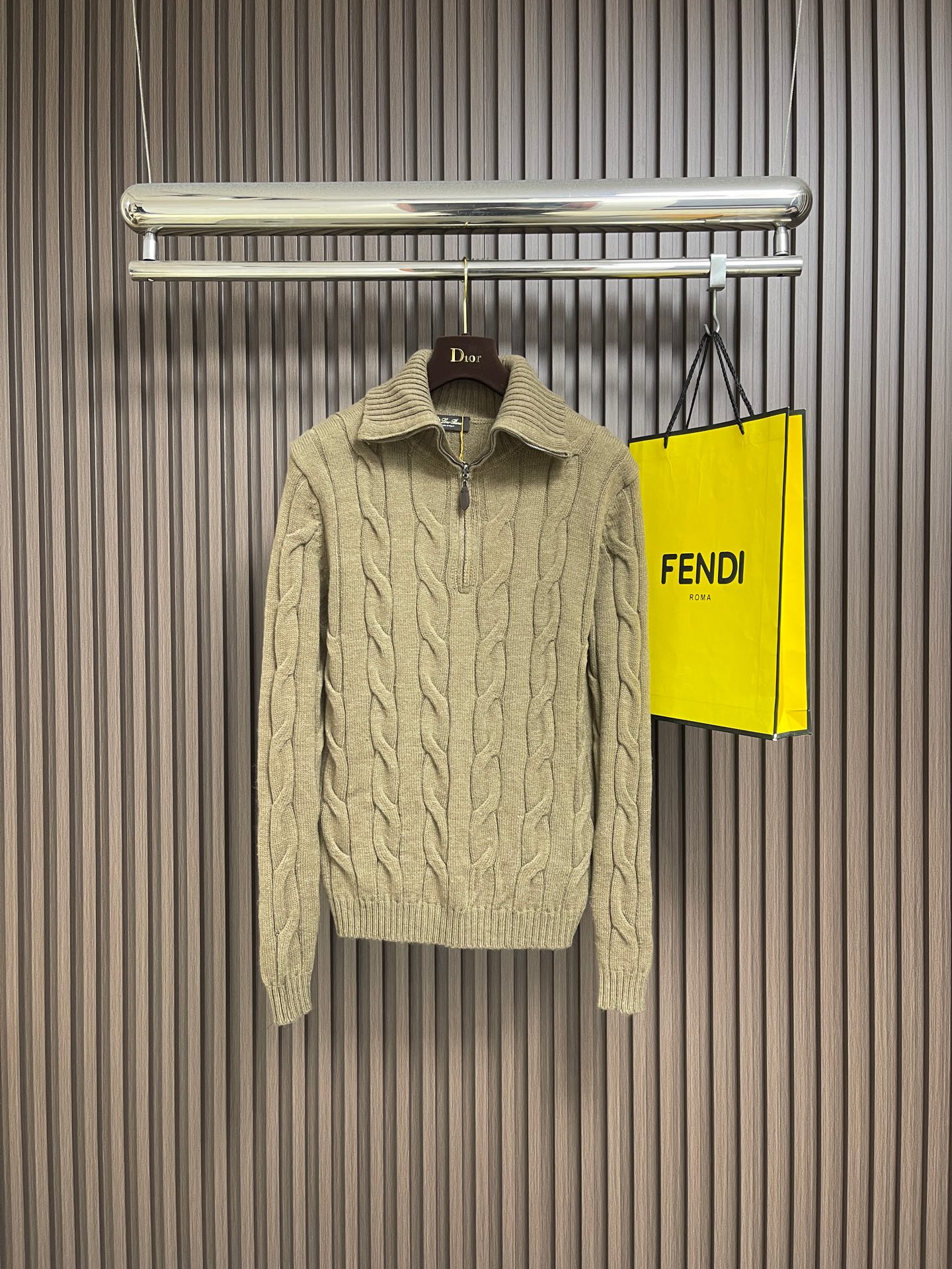 NO:681679,LP Loropiana cable knitted sweater, custom blended yarn, three strands of yarn combined into one.  It adopts 7-needle thick needle twisting process.  Raglan sleeve design.  Customized accessories.  The workmanship details and texture are very good.  The overall wiring is straight and delicate, the fabric is comfortable and soft, and the color is consistent without color difference. It can be matched with the same style to create a fashionable look and control various occasions. Customized accessories, complete with three standards, same style for men and women!  Size 48-56,,loro piana,loro piana,sweaters,19860909LP Loropiana 绞花花纱针织毛衣,定纺混纺成分纱线,三股纱线并为一股．采用7针粗针绞花工艺．插肩袖设计．定制辅料．做工细节质感非常好．整体走线平直细腻,面料舒适柔软,颜色一致无色差 能与同款搭配营造时尚造型,驾驭各种场合,定制辅料,三标齐全,男女同款！尺码48-56,,loro piana,loro piana,sweaters,,Men's clothing