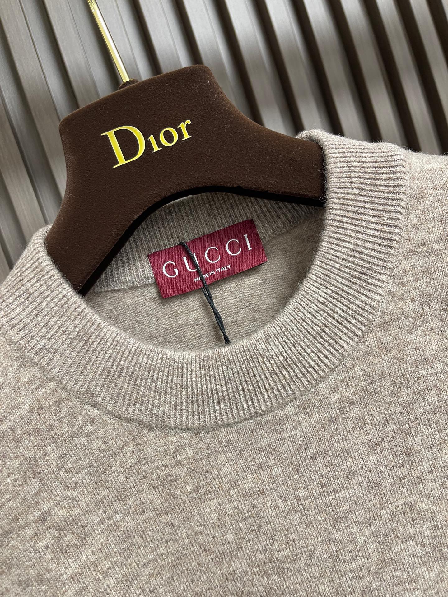 🛒🛒GUCCI GG花驼色全羊毛套头针织毛衣，甄选100％意大利进口羊毛面料，纤维细腻柔软，保暖性与透气