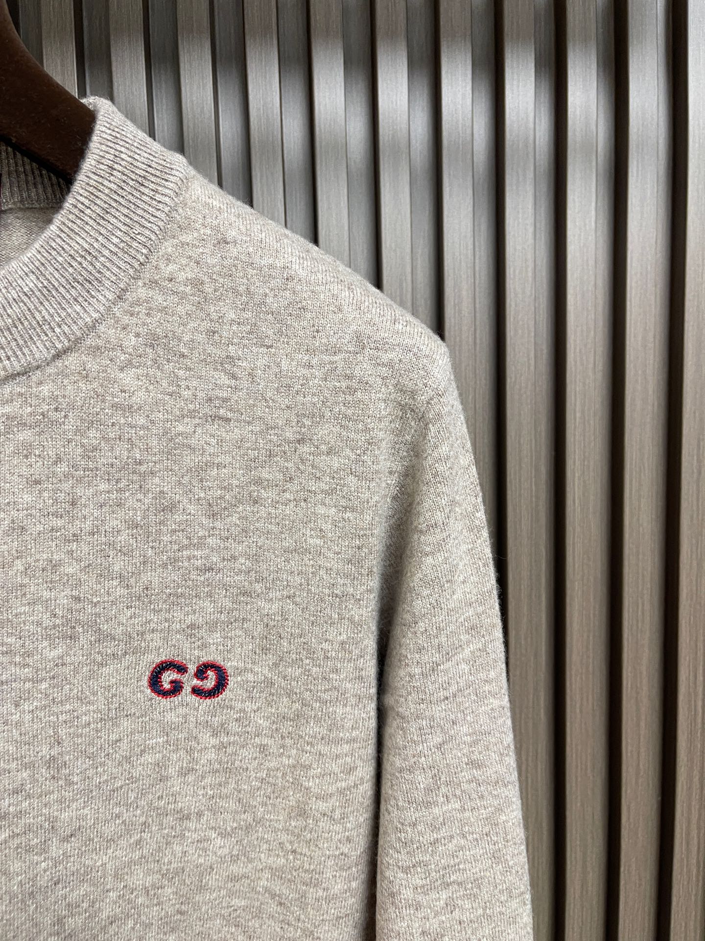 🛒🛒GUCCI GG花驼色全羊毛套头针织毛衣，甄选100％意大利进口羊毛面料，纤维细腻柔软，保暖性与透气
