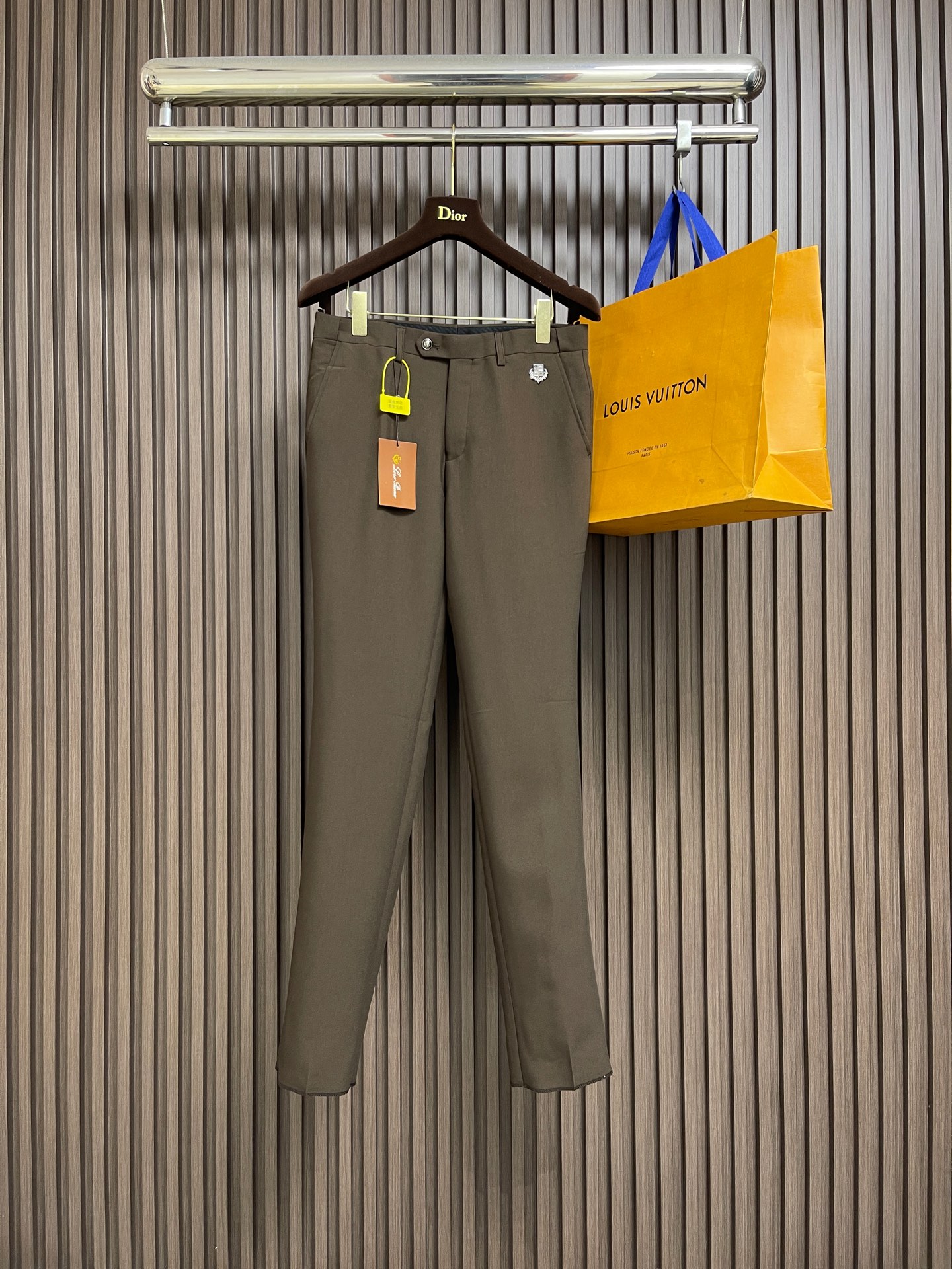 NO:683176,The whole set can be sold separately, single suit, trousers, LP Loropiana 2026ss early spring catwalk style metal LOGO on the chest  Suit and trousers suit with hand logo logo on cuffs, neat and ergonomic tailoring, tall and handsome upper body, comfortable and slim fit, and gentlemanly demeanor at a glance. Selected fabrics, soft and delicate feel, good gloss and elasticity. This suit is a good choice for sportsmen. The silhouette and waist cut add more comfort to sportsmen's clothing, making them look slim but handsome. Sizes 46-56, suit size 46, length 70  Shoulder width 42.8, bust 100, size 48, length 72, shoulder width 44, bust 104, size 50, length 74, size 50, bust 108, size 52, length 76, size 52, bust 112, size 54, length 78, size 54, length 78, size 56, length 80, size 56, shoulder width 48.8, bust 120, trousers  Size 46 pants length 109 Waist 77 Hips 98.8 Size 48 pants length 112 Waist 81 Hips 102 Size 50 pants length 115 Waist 85 Hips 105.2 Size 52 pants length 117 Waist 89 Hips 108.4 Size 54 pants length 119 Waist 93 Hips 111.6 Size 56 pants length 121  Waist 97 Hips 114.8,,loro piana,loro piana,business suit,19860909整套 可拆卖 单西服 西裤 LP Loropiana 诺悠翩雅 2026ss早春走秀款胸前金属LOGO 袖口手标标识西装西服西裤套装,利落而符合人体工学的剪裁,上身挺拔帅气,舒适修身,绅士风度一览无遗.精选面料,手感柔软而细腻,光泽和弹性较好.配此款西装是型男们不错的选择,廓型感和收腰剪裁,为型男们的着装平添更多舒适度,显瘦而不失帅气.尺码46-56 西服 46码衣长70 肩宽42.8胸围100 48码衣长72 肩宽44胸围104 50码衣长74 肩宽45.2胸围108 52码衣长76 肩宽46.2胸围112 54码衣长78 肩宽47.6胸围116 56码衣长80 肩宽48.8胸围120 西裤 46码裤长109 腰围77 臀围98.8 48码裤长112 腰围81臀围102 50码裤长115 腰围85 臀围105.2 52码裤长117 腰围89 臀围108.4 54码裤长119 腰围93 臀围111.6 56码裤长121 腰围97 臀围114.8,,loro piana,loro piana,business suit,,Men's clothing