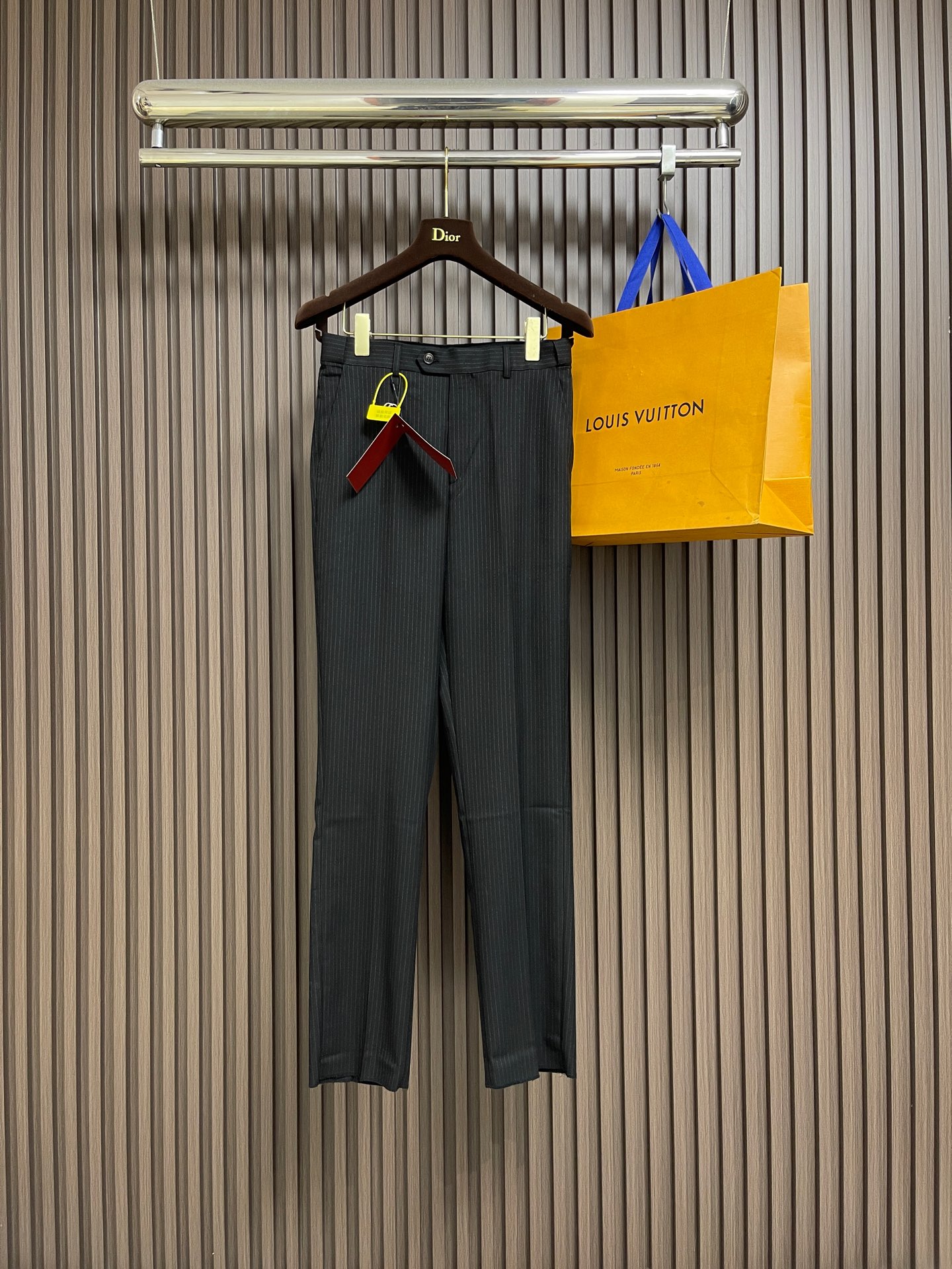 NO:683110,The whole set can be sold separately. Single suit and trousers GUCCI  The 2025FW hardware LOGO logo is a simple casual suit suit and trousers suit. The flat lapel collar is a timeless symbol of formal wear, accurately balancing formality and casual atmosphere, and is suitable for diverse scenarios such as business meetings, workplace commuting, and even light business banquets. The two-button opening and closing design optimizes the body proportions, outlines the straight shoulder line and smooth waistline, and hides the exquisite thought of high-definition tailoring. The entire suit adopts the same color precision routing, and the details highlight the brand.  The brand's inherited sewing technology, every stitch embodies the ultimate pursuit of quality. From fabric selection to pattern polishing, from detail processing to style presentation, this suit is not only a perfect fusion of high-end fabrics and exquisite craftsmanship, but also a tool for urban elites to show off their taste and style. Say goodbye to the same commuter attire and use a premium suit to unlock the charm of a man who is calm and restrained without losing quality. Pants size 29-38  Suit size 46-58 suit size 46, length 73, shoulder width 43.5, bust 100, size 48, length 75, shoulder width 45, chest 104, size 50, length 77, size 50, length 77, size 52, length 79, size 52, shoulder width 47.4, chest 112, size 54, length 81, shoulder width 48.6, chest 116  Size 56, length 81, shoulder width 49.8, bust 120, size 58, length 82, shoulder width 51, bust 124, size 29 trousers, length 101, waist 73, hips 91, size 30, length 103, waist 75, hips 93, size 31, length 103, waist 79, hips 97, size 32, length 105, waist 81, hips 99.  Size 33, pants length 105, waist 83, hips 103. Size 34, length 105, waist 87, hips 105. Size 36, length 107, waist 91, hips 109. Size 38, length 109, waist 97, hips 115,,gucci,business suit,19860909整套 可拆卖 单西服 西裤 GUCCI 2025FW五金LOGO标识简约休闲西装西服西裤套装,平驳领作为永不过时的正装符号,精准平衡正式感与休闲氛围,适配商务会议、职场通勤乃至轻商务宴请等多元场景.两粒扣开合设计优化身形比例,勾勒挺拔肩线与流畅腰线,暗藏高定剪裁的精妙心机.整套套装采用同色系精密走线,细节处彰显品牌传承的缝纫工艺,每一处针脚都凝聚着对品质的极致追求.从面料甄选到版型打磨,从细节处理到风格呈现,这款西装套装既是高端面料与精湛工艺的完美融合,也是都市精英彰显品味与格调的穿搭利器.告别千篇一律的通勤着装,用一件臻品西装,解锁沉稳内敛又不失质感的男士魅力.西裤码数29-38 西服码数46-58 西服 46码衣长73 肩宽43.5胸围100 48码衣长75 肩宽45 胸围104 50码衣长77 肩宽46.5胸围108 52码衣长79 肩宽47.4胸围112 54码衣长81 肩宽48.6 胸围116 56码衣长81 肩宽49.8 胸围120 58码衣长82 肩宽51胸围124 西裤 29码 裤长101腰围73臀围91 30码 裤长103 腰围75臀围93 31码裤长103 腰围79臀围97 32码 裤长105 腰围81 臀围99 33码 裤长105 腰围83臀围103 34码 裤长105 腰围87臀围105 36码 裤长107 腰围91臀围109 38码 裤长109 腰围97臀围115,,gucci,business suit,,Men's clothing