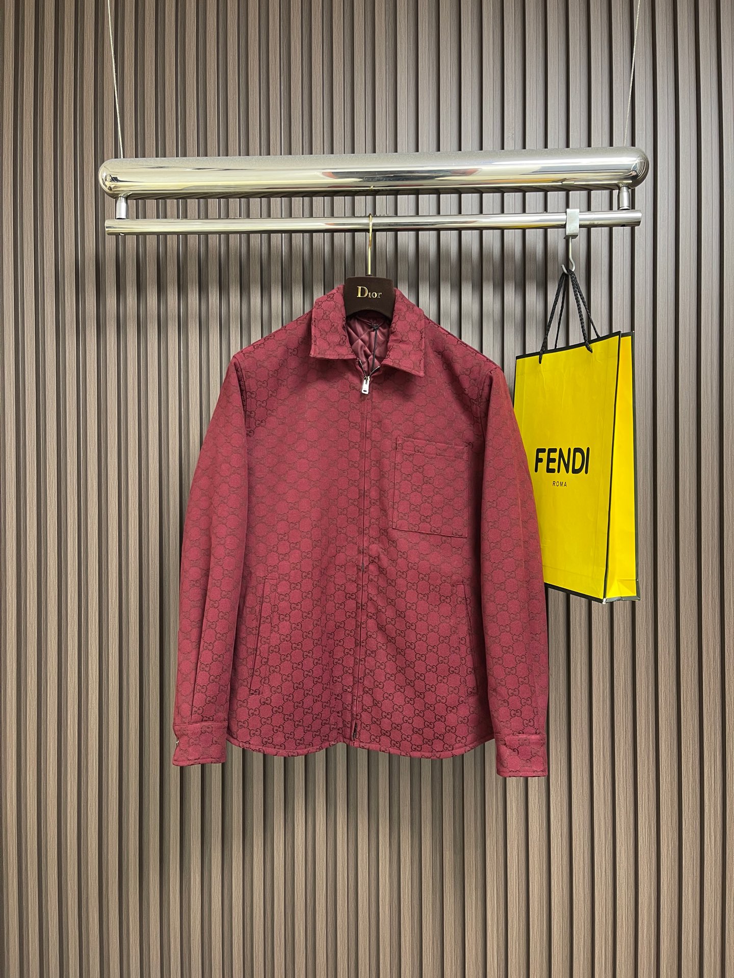 NO:680714,Gucci 2026SS early spring new style lapel zipper cotton jacket, high-quality texture, crisp and stylish, loose-fitting lapel jacket style, two-way zipper placket adjustment, simple and fashionable tailoring, double G jacquard all over the body, low-key and high-end overall, diamond pattern pressing + down cotton filling on the inside, warm performance~, the inner pocket is echoed by the zipper logo, loose silhouette, and can be worn to accommodate the body shape. Sizes S-XL S size bust 118  Shoulder Width 48.5 Length 73.5 Medium Bust 122 Shoulder Width 50 Length 75 L Bust 126 Shoulder Width 51.5 Length 76.5 XL Bust 130 Shoulder Width 53 Length 78,,gucci,jackets & coats,down jacket,19860909Gucci 2026SS早春新款翻领拉链棉服外套,质感高级,挺括有型,翻领宽松廓形外套版型,双向拉链开襟调节,裁剪简约时尚,通体双G提花满印,整体低调高级,内里菱格纹压＋羽绒棉填充,保暖性能～,内侧口袋以拉链徽标呼应,宽松廓形,穿搭包容身型.尺码S-XL S码 胸围118 肩宽48.5 衣长73.5 M码胸围122 肩宽50 衣长75 L码 胸围126 肩宽51.5 衣长76.5 XL码胸围130 肩宽53 衣长78,,gucci,jackets & coats,down jacket,,Men's clothing