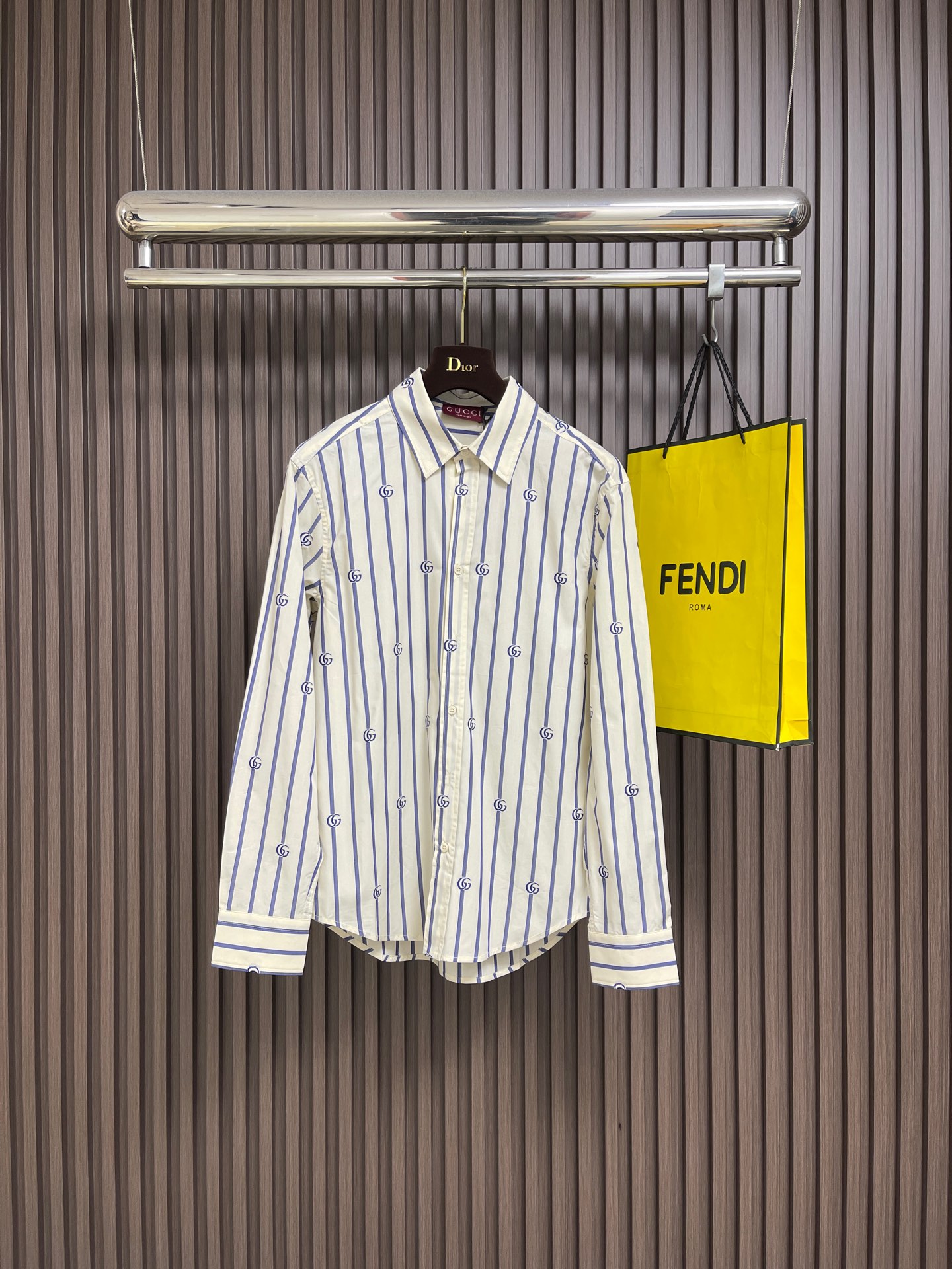 NO:681699,GUCCI striped cotton poplin long-sleeved shirt, 2026ss early spring men's series, is a journey of inheritance and innovation rooted in the classics of the Gucci brand. This regular fit shirt is crafted from light blue striped cotton poplin and decorated with Gucci shredded fabric details, highlighting the timeless exquisite style. Sizes S-XL S size bust 110 shoulder width 50 length 74 M size bust 112 shoulder width 51.5 length 75.5  L size, bust 114, shoulder width 53, clothing length 77, XL size bust 116, shoulder width 54.5, clothing length 78.5,,gucci,shirts,19860909GUCCI 条纹棉府绸长袖衬衫,2026ss早春男士系列,是一场根植于Gucci品牌经典的传承与创新之旅.这款常规版型衬衫采用浅蓝色条纹棉府绸匠心打造,饰以Gucci切丝面料细节,彰显历久弥新的精致格调.尺码S-XL S码 胸围110 肩宽50 衣长74 M码胸围112 肩宽51.5衣长75.5 L码 胸围114 肩宽53 衣长77 XL码胸围116 肩宽54.5衣长78.5,,gucci,shirts,,Men's clothing