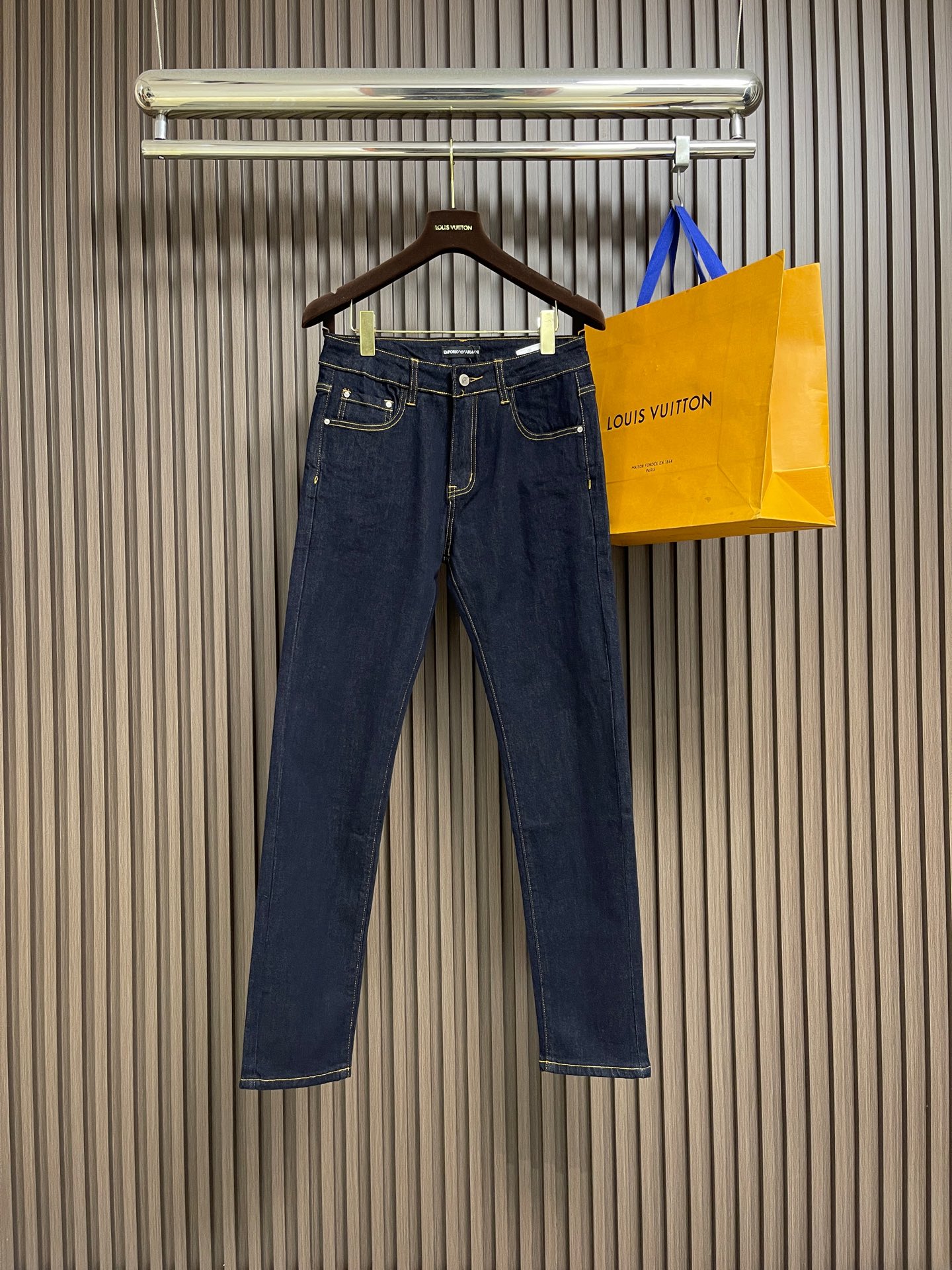 NO:683193,EmporioArmani Armani EA 2026SS new autumn and winter hardware logo retro jeans, custom-dyed twill denim fabric, cloud velvet cotton bag cloth, ready-to-wear fried colors, multiple horseshoes, artificial grinding. Size 28-40 None 35 37 39,,armani,armani,jeans,19860909EmporioArmani阿玛尼 EA 2026SS秋冬新款五金徽标复古牛仔裤,定制定染斜纹牛仔面料,云绒棉袋布,成衣炒色,多位马骝,人工磨位.尺码28-40 无35 37 39,,armani,armani,jeans,,Men's clothing