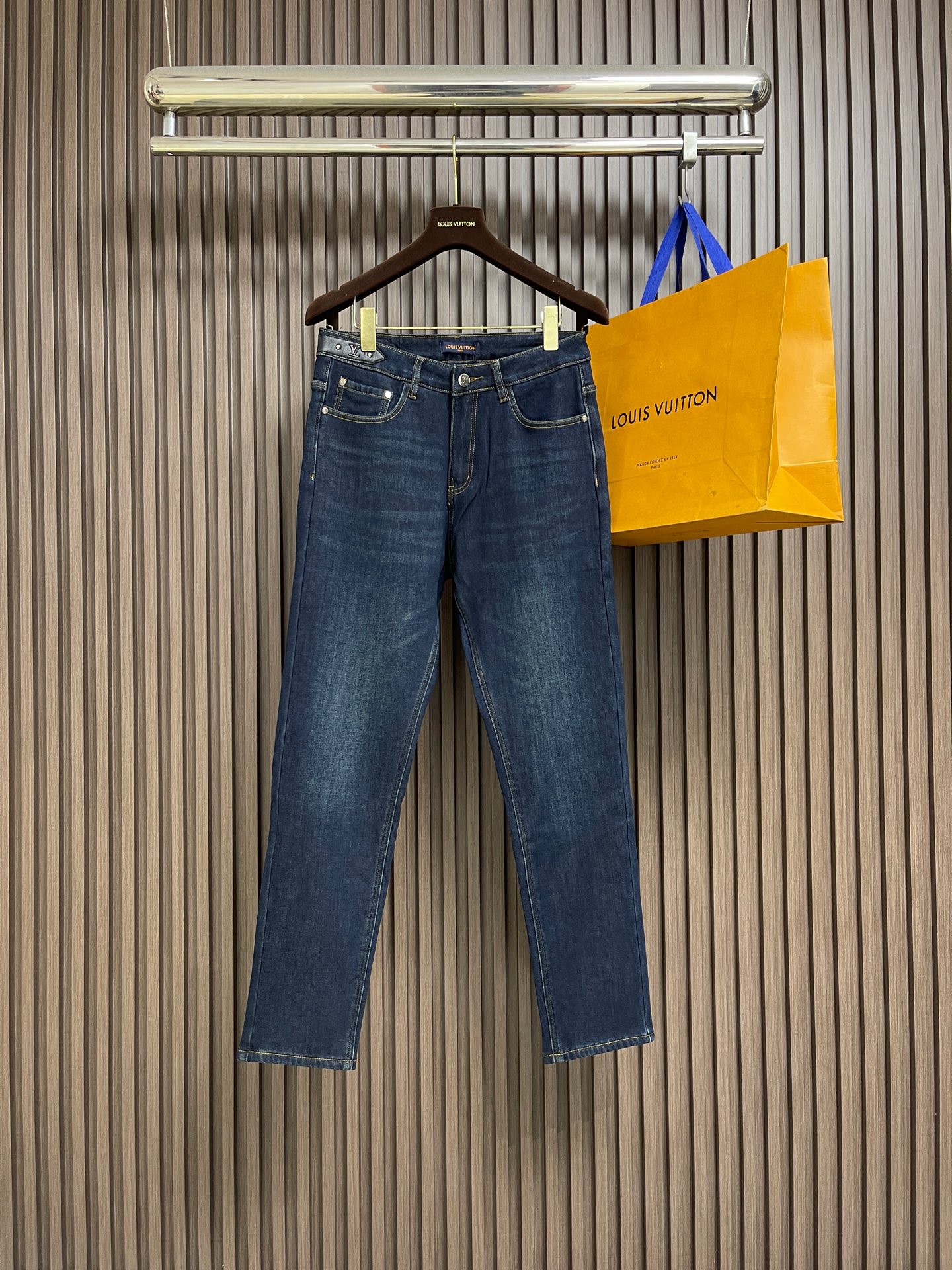 NO:683084,LV  2025ss new autumn and winter logo logo velvet jeans, with its unique design concept, perfectly combine fashion and practicality, becoming a trendy item for both men and women. It is made of high-quality denim fabric and processed with special technology. In terms of design, it adopts a loose straight cut, which not only modifies the leg shape, but also  It gives the wearer a high degree of comfort and freedom. Whether it is simple or handsome, it can easily control a variety of styles and show personality charm. Whether it is daily travel or outdoor adventure, this denim can be your ideal choice, allowing you to stand out from the crowd and show your extraordinary taste. Sizes 28-40  None 35 37 39,,louis vuitton,jeans,19860909LV 2025ss秋冬新款logo标识加绒牛仔裤,以其独特的设计理念,完美融合了时尚与实用性,成为男女皆宜的潮流单品.采用高品质牛仔面料,经过特殊工艺处理,版型设计上,它采用了宽松直筒的剪裁,不仅修饰腿型,还赋予穿着者极高的舒适度与自由度.无论是搭配简约,还是帅气,都能轻松驾驭多种风格,展现个性魅力.无论是日常出行,还是户外探险,这款牛仔都能成为你的理想选择,让你在人群中脱颖而出,彰显不凡品味.尺码28-40 无35 37 39,,louis vuitton,jeans,,Men's clothing