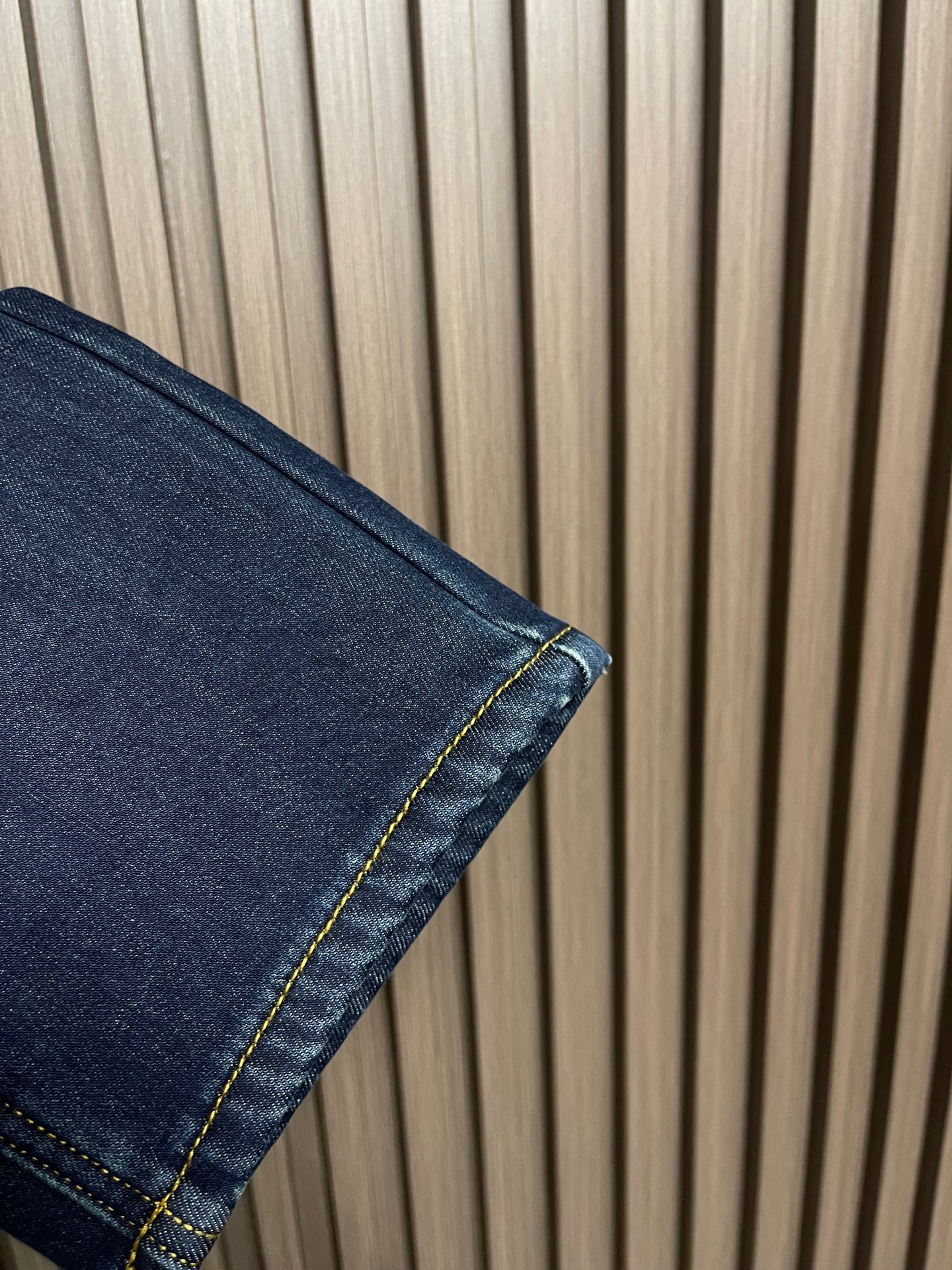 🛒🛒LV 2025ss秋冬新款logo标识加绒牛仔裤，以其独特的设计理念，完美融合了时尚与实用性，成为男