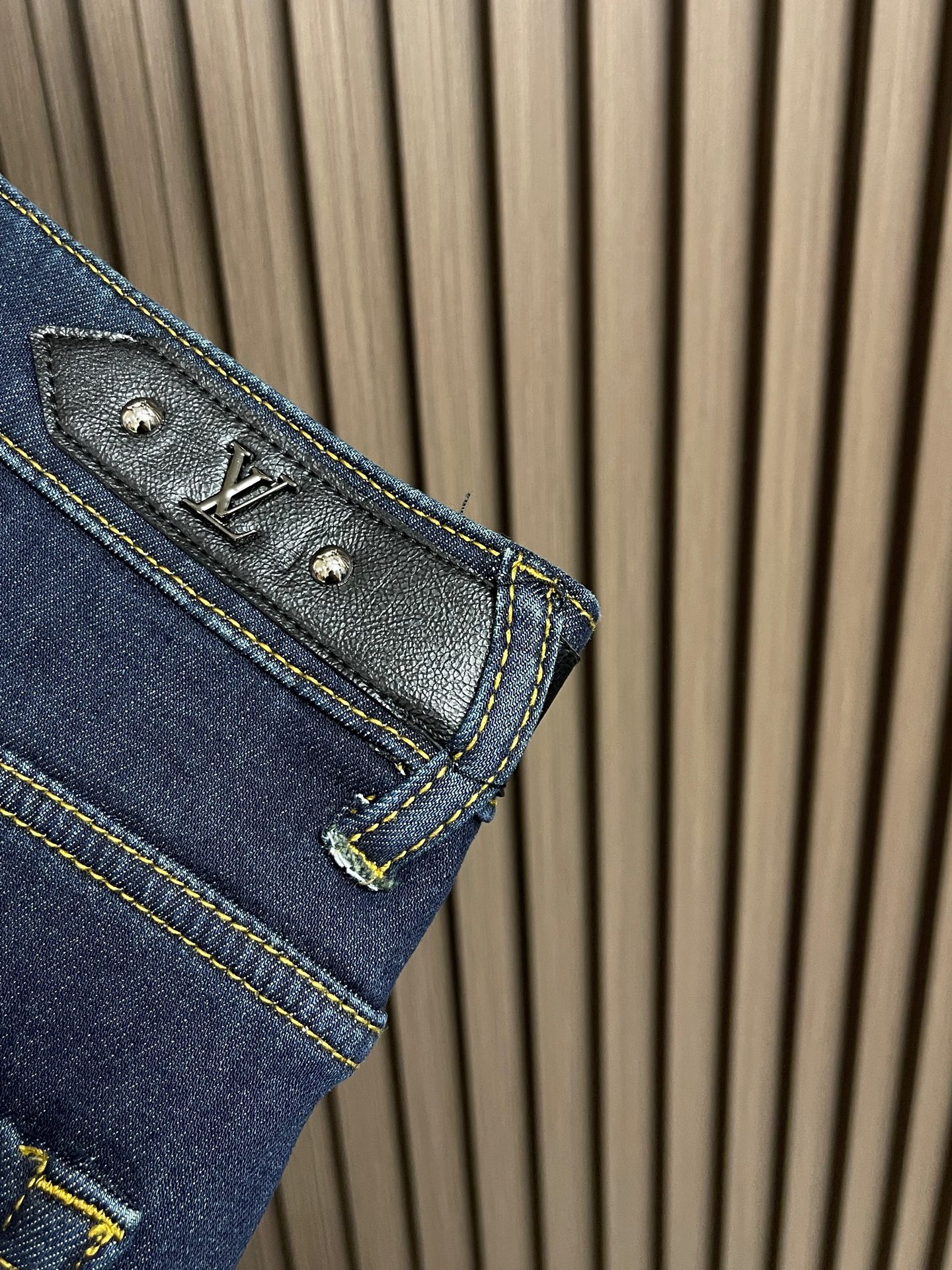 🛒🛒LV 2025ss秋冬新款logo标识加绒牛仔裤，以其独特的设计理念，完美融合了时尚与实用性，成为男