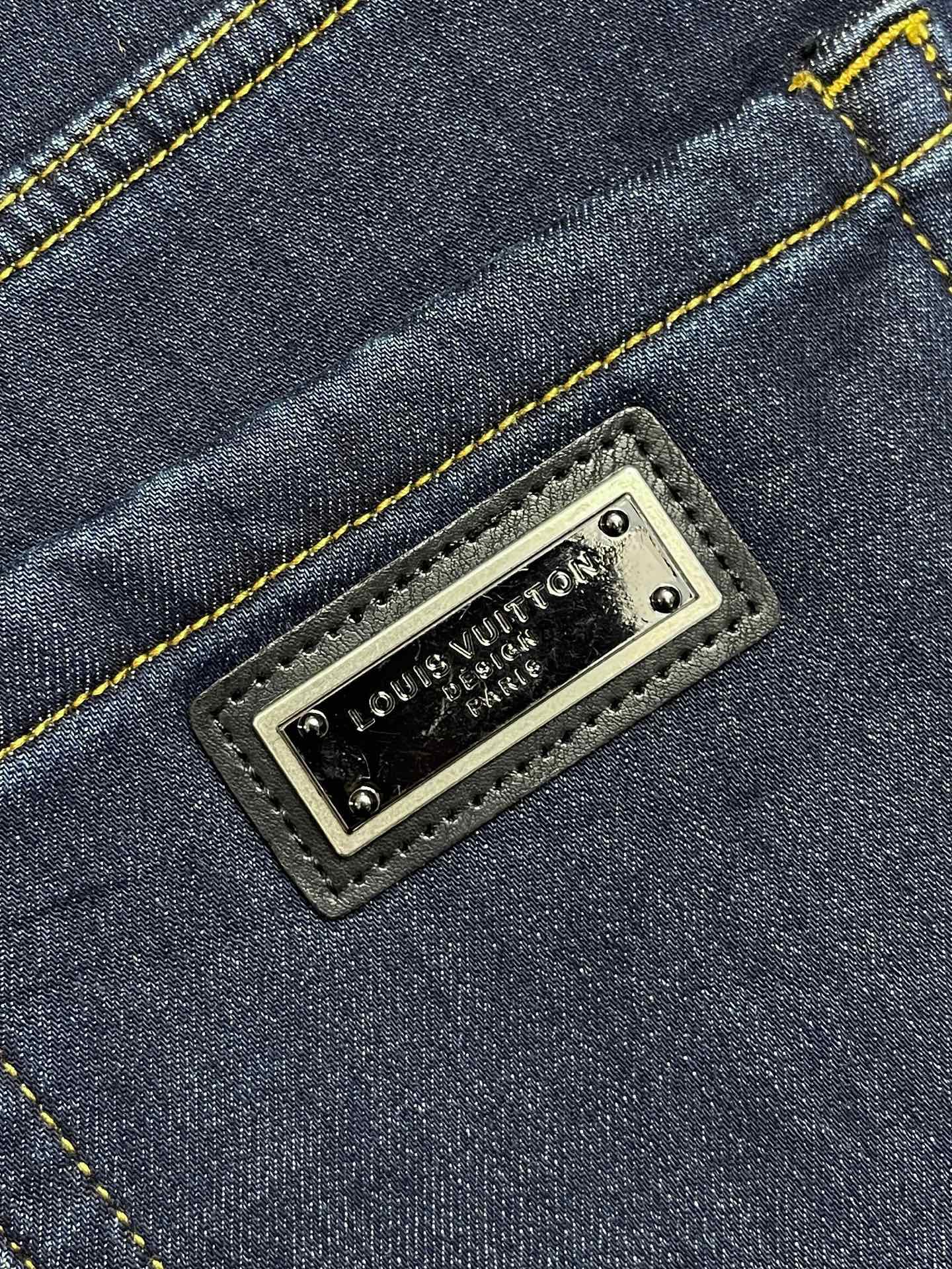 🛒🛒LV 2025ss秋冬新款logo标识加绒牛仔裤，以其独特的设计理念，完美融合了时尚与实用性，成为男