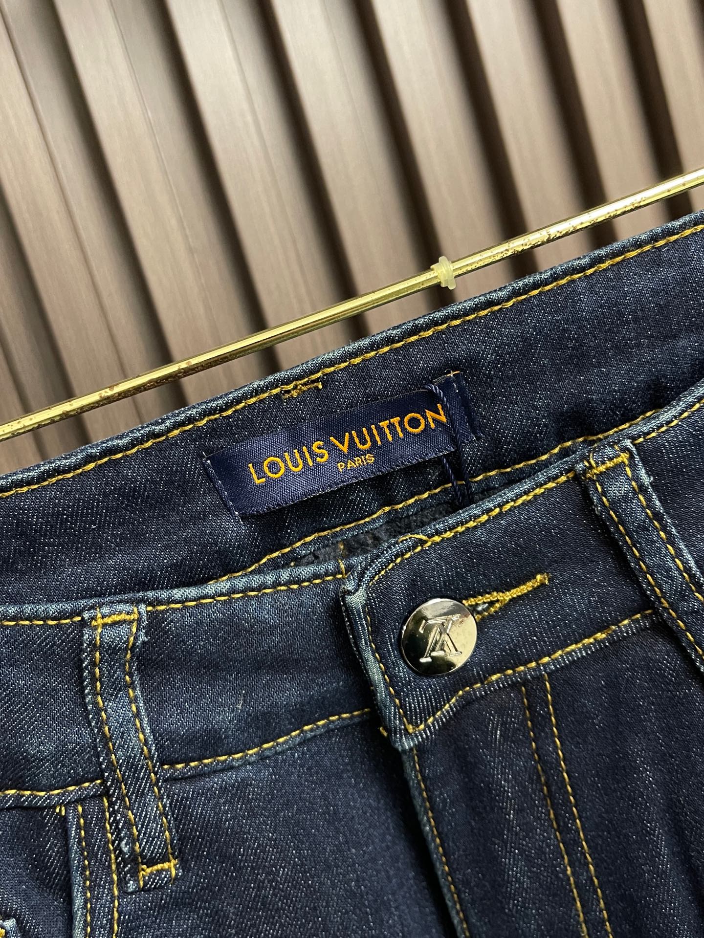 🛒🛒LV 2025ss秋冬新款logo标识加绒牛仔裤，以其独特的设计理念，完美融合了时尚与实用性，成为男