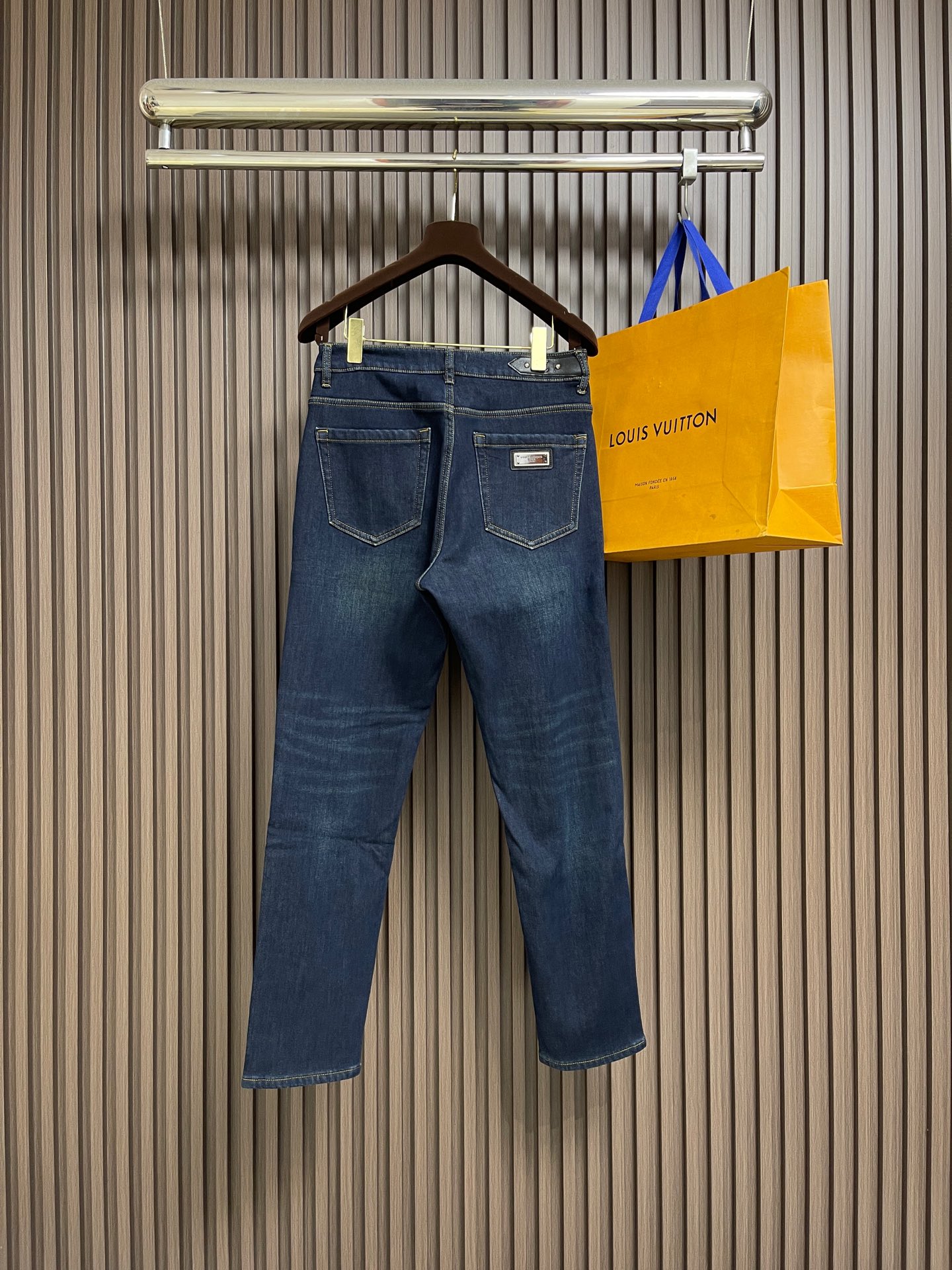 🛒🛒LV 2025ss秋冬新款logo标识加绒牛仔裤，以其独特的设计理念，完美融合了时尚与实用性，成为男