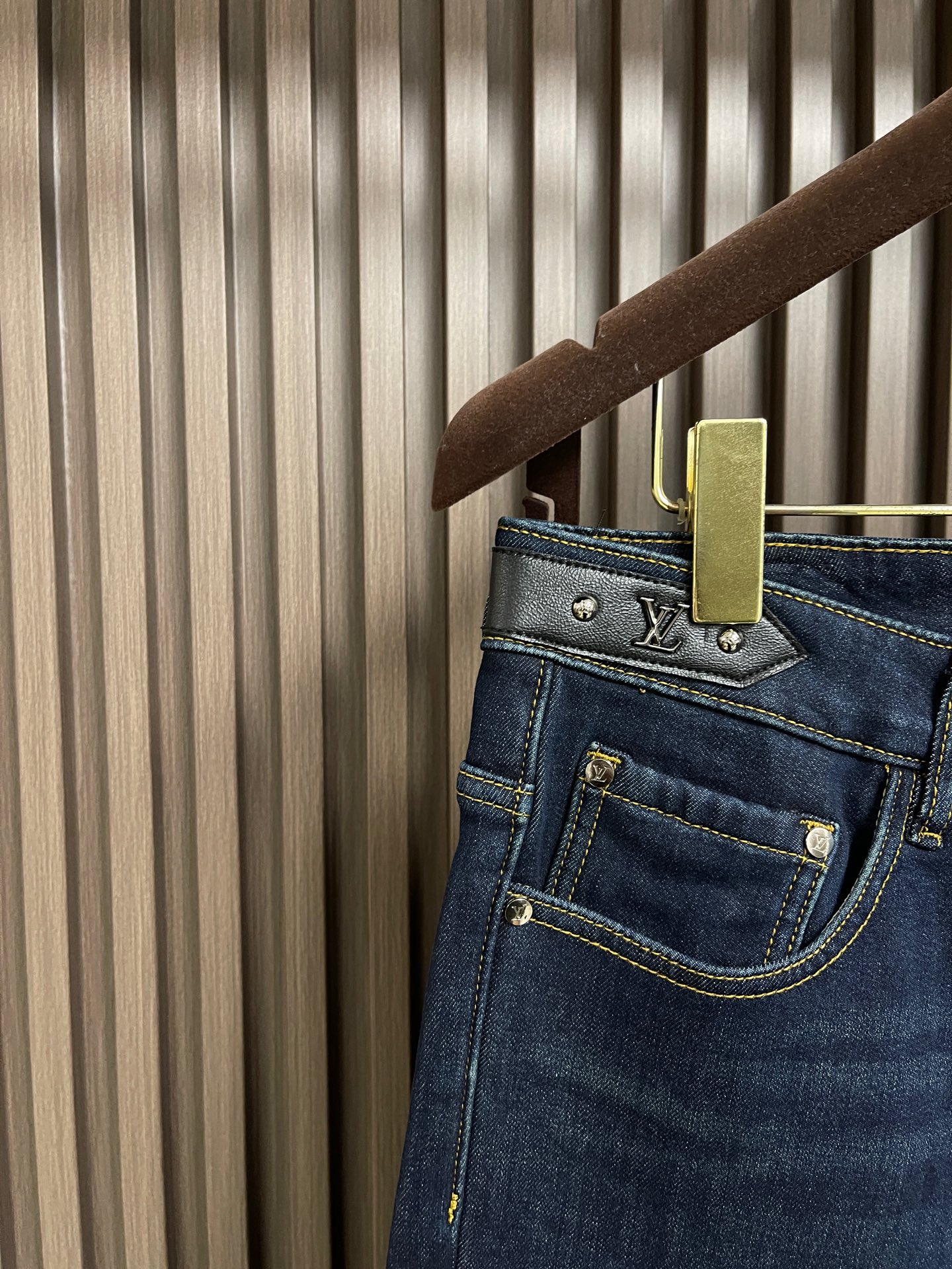 🛒🛒LV 2025ss秋冬新款logo标识加绒牛仔裤，以其独特的设计理念，完美融合了时尚与实用性，成为男