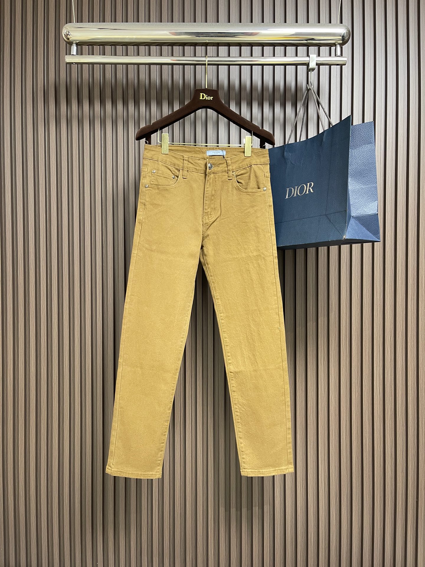 NO:681694,Prada 2026SS early spring new brand logo jeans, original customized replica, customer-supplied hardware accessories, original quality, imported denim fabrics, heavy industrial washing, fine workmanship and routing, excellent upper body!  Preferred items. Sizes 28-40, no 35 37 39,, prada, jeans,19860909Prada 2026SS早春新款品牌标识牛仔裤 原版定制复刻 客供五金辅料 原单品质 进口牛仔面料重工洗水 做工走线精细 上身绝佳！优选单品.尺码28-40 无35 37 39,,prada,jeans,,Men's clothing