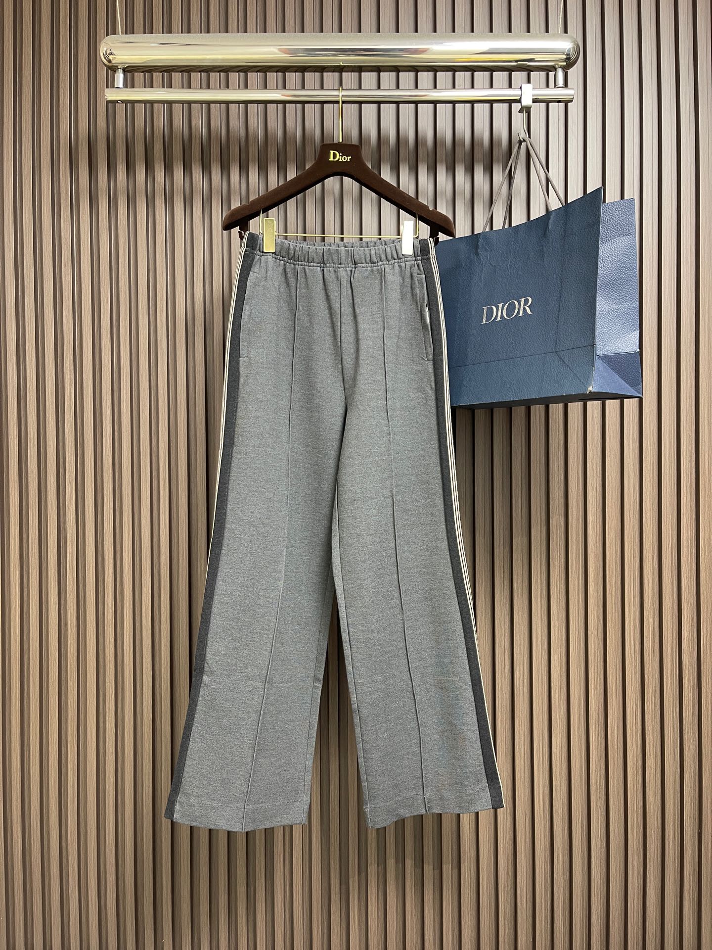 NO:683171,Jacket Pants MIUMIU embroidered logo zipper jacket and trousers suit, custom-made mercerized wool, delicate as silk, warm to the touch. When the quiet blue of the deep sea meets the calm gray of the rock, it blends out a sense of high-end and restrained aesthetics. The neat sports silhouette and the iconic Miu Miu embroidered logo of the same color are embellished on the chest. It is low-key but can hardly conceal the identity mark. Show it in the wisdom. Dismantle the street-style zipper silhouette.  Showing an architectural-like three-dimensional sense of depth, the suit has become the focus of fashion pioneers. Laser burning technology is an advanced process that uses laser technology to engrave logos. The laser is projected onto the surface of the material, causing the material to be locally and rapidly heated to melt to form the Miu Miu logo. The position and shape can be precisely controlled. Imported machine embroidery technology is used. Advanced computer control systems and sophisticated mechanical components are used to achieve Miu Miu logo embroidery operations with high precision. The lines are smooth and delicate, and the fabrics have been sand washed for a better hand feel.  Not easy to deform, not easy to shrink, not easy to fade, and maintain long-term beauty. The overall wiring is straight and delicate, the fabric is comfortable and soft, and the color is consistent without color difference. It can be matched with the same style to create a fashionable look and control various occasions. Customized accessories, complete with three standards, same style for men and women!  Sizes S-XL,,miumiu,jackets & coats,19860909外套 裤子 MIUMIU 刺绣徽标拉链外套长裤套装,定制丝光羊毛呢 细腻如丝 触手温润 当深海的静谧蓝遇见岩石的沉稳灰 晕染出高级感藏于克制的美学主张 利落的运动廓形标志性同色系Miu Miu刺绣徽标点缀于胸前 低调却难掩身份印记隐于众 显于智 将街头感的拉链廓形拆解 呈现出建筑般的立体纵深感 套装出席 成为时尚先锋们追逐的焦点.激光烧花工艺 利用激光技术进行徽标刻划的先进工艺 将激光投射到材料表面 使材料局部迅速加热至熔化 形成Miu Miu徽标 可以精确控制位置和形状.采用进口机刺绣工艺 使用先进的计算机控制系统和精密的机械部件 实现Miu Miu徽标刺绣作业 精度高 线条流畅而细腻,面料都经过砂洗 手感质感更佳 不易变形 不易缩水 不易褪色 保持长久的美观.整体走线平直细腻,面料舒适柔软,颜色一致无色差 能与同款搭配营时尚造型,驾驭各种场合,定制辅料,三标齐全,男女同款！尺码S-XL,,miumiu,jackets & coats,,Men's clothing