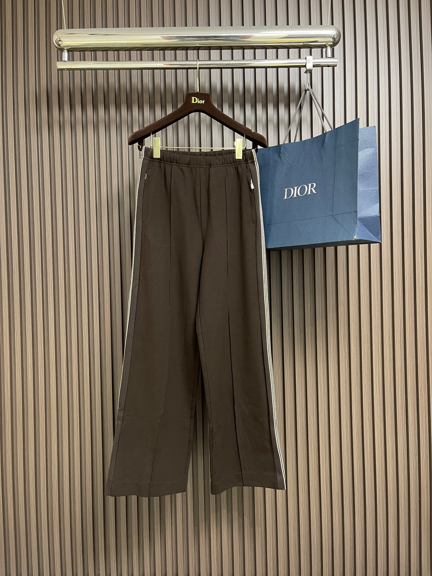 NO:683136,Jacket Pants MIUMIU embroidered logo zipper jacket and trousers suit, custom-made mercerized wool, delicate as silk, warm to the touch. When the quiet blue of the deep sea meets the calm gray of the rock, it blends out a sense of high-end and restrained aesthetics. The neat sports silhouette and the iconic Miu Miu embroidered logo of the same color are embellished on the chest. It is low-key but can hardly conceal the identity mark. Show it in the wisdom. Dismantle the street-style zipper silhouette.  Showing an architectural-like three-dimensional sense of depth, the suit has become the focus of fashion pioneers. Laser burning technology is an advanced process that uses laser technology to engrave logos. The laser is projected onto the surface of the material, causing the material to be locally and rapidly heated to melt to form the Miu Miu logo. The position and shape can be precisely controlled. Imported machine embroidery technology is used. Advanced computer control systems and sophisticated mechanical components are used to achieve Miu Miu logo embroidery operations with high precision. The lines are smooth and delicate, and the fabrics have been sand washed for a better hand feel.  Not easy to deform, not easy to shrink, not easy to fade, and maintain long-term beauty. The overall wiring is straight and delicate, the fabric is comfortable and soft, and the color is consistent without color difference. It can be matched with the same style to create a fashionable look and control various occasions. Customized accessories, complete with three standards, same style for men and women!  Sizes S-XL,,miumiu,jackets & coats,19860909外套 裤子 MIUMIU 刺绣徽标拉链外套长裤套装,定制丝光羊毛呢 细腻如丝 触手温润 当深海的静谧蓝遇见岩石的沉稳灰 晕染出高级感藏于克制的美学主张 利落的运动廓形标志性同色系Miu Miu刺绣徽标点缀于胸前 低调却难掩身份印记隐于众 显于智 将街头感的拉链廓形拆解 呈现出建筑般的立体纵深感 套装出席 成为时尚先锋们追逐的焦点.激光烧花工艺 利用激光技术进行徽标刻划的先进工艺 将激光投射到材料表面 使材料局部迅速加热至熔化 形成Miu Miu徽标 可以精确控制位置和形状.采用进口机刺绣工艺 使用先进的计算机控制系统和精密的机械部件 实现Miu Miu徽标刺绣作业 精度高 线条流畅而细腻,面料都经过砂洗 手感质感更佳 不易变形 不易缩水 不易褪色 保持长久的美观.整体走线平直细腻,面料舒适柔软,颜色一致无色差 能与同款搭配营时尚造型,驾驭各种场合,定制辅料,三标齐全,男女同款！尺码S-XL,,miumiu,jackets & coats,,Men's clothing