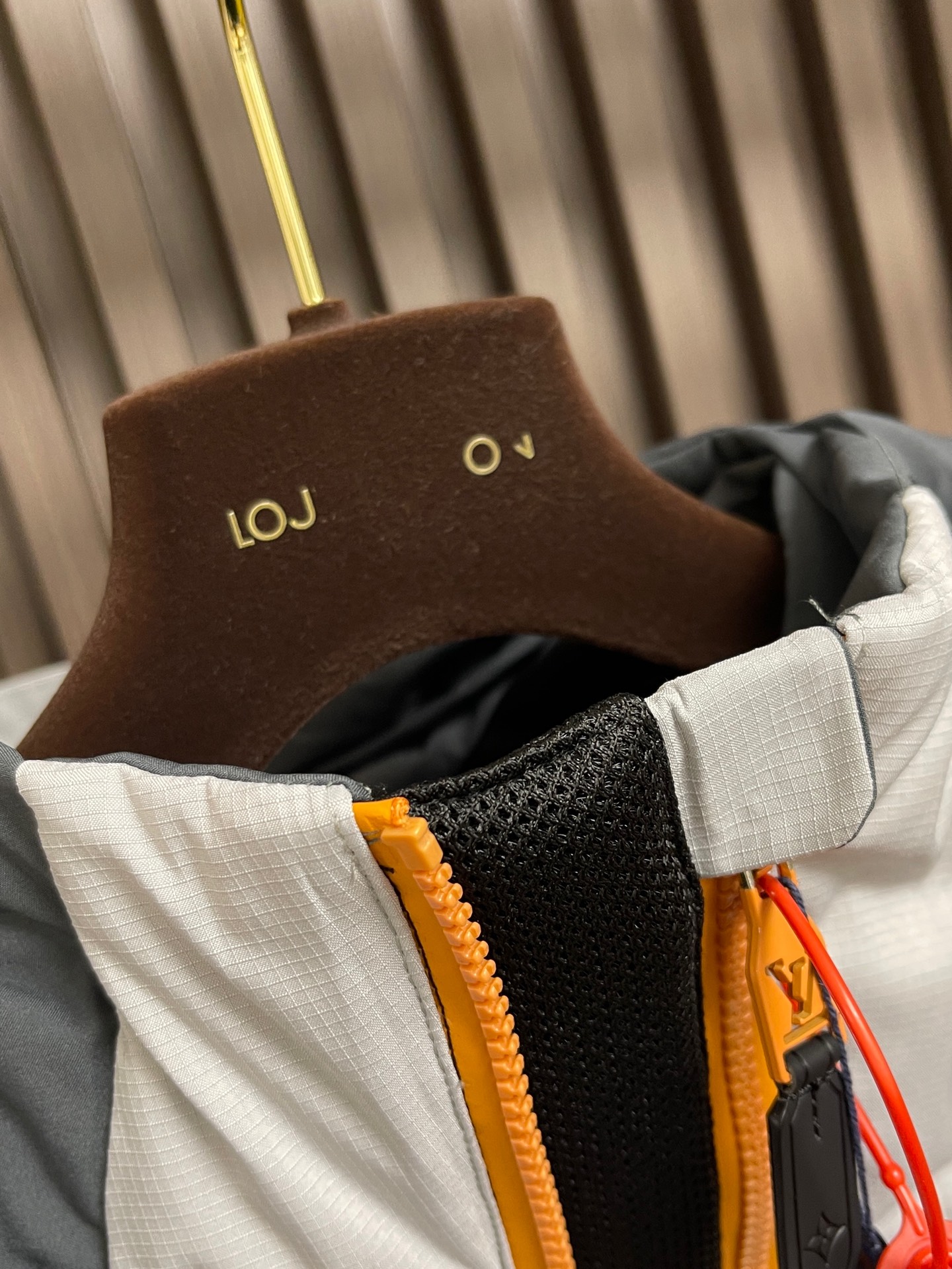 🛒🛒LV 立体绗缝花卉滑雪连帽羽绒外套，定制5合1防绒密织科技面料 以及定染3合1双线防绒格纹料 每一寸