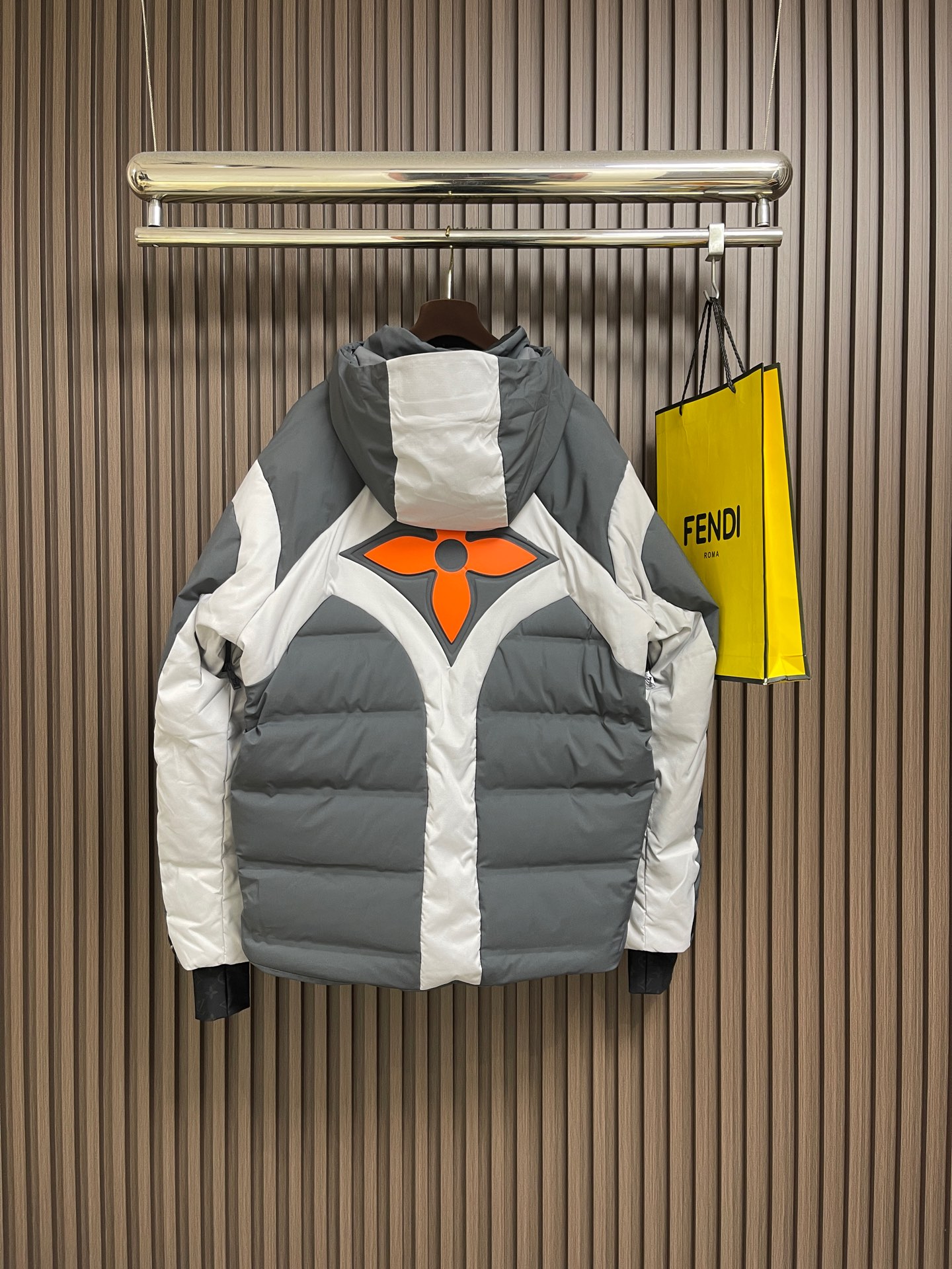 🛒🛒LV 立体绗缝花卉滑雪连帽羽绒外套，定制5合1防绒密织科技面料 以及定染3合1双线防绒格纹料 每一寸