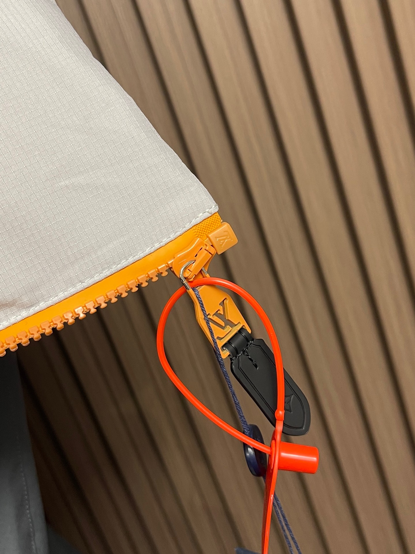 🛒🛒LV 立体绗缝花卉滑雪连帽羽绒外套，定制5合1防绒密织科技面料 以及定染3合1双线防绒格纹料 每一寸