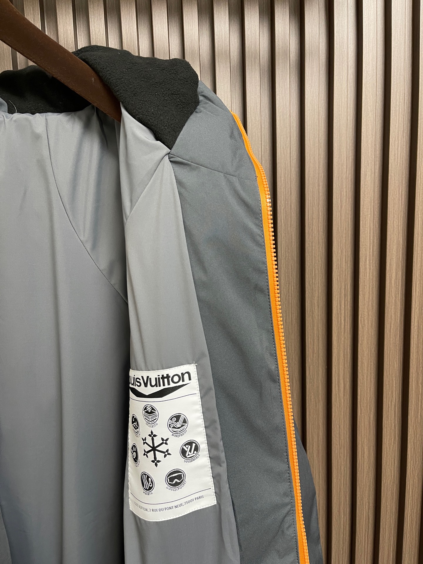 🛒🛒LV 立体绗缝花卉滑雪连帽羽绒外套，定制5合1防绒密织科技面料 以及定染3合1双线防绒格纹料 每一寸