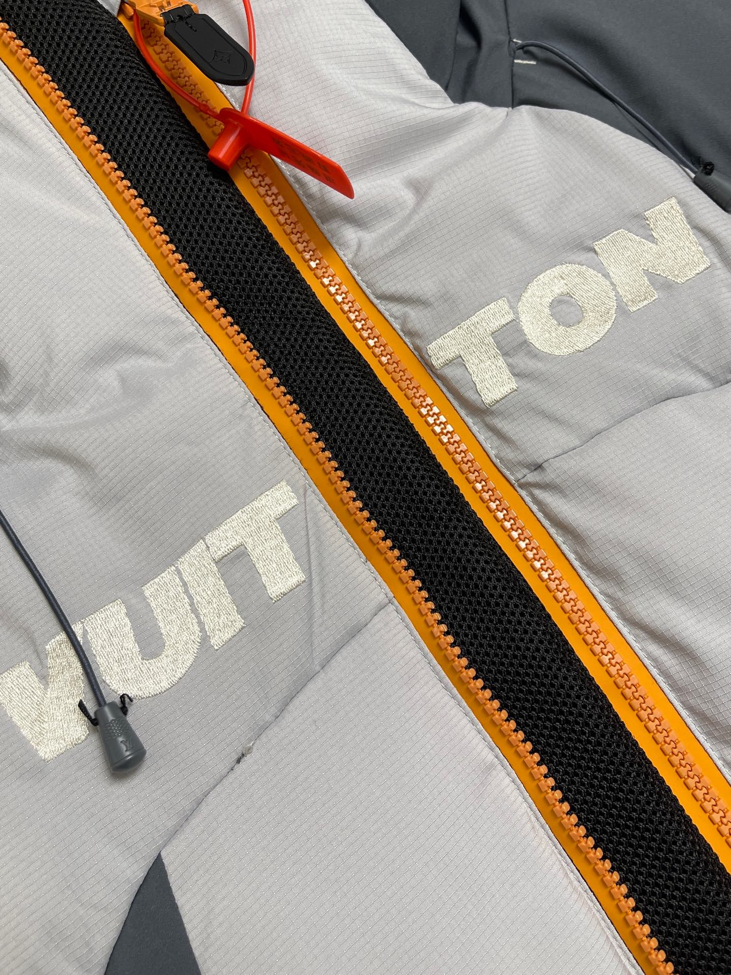 🛒🛒LV 立体绗缝花卉滑雪连帽羽绒外套，定制5合1防绒密织科技面料 以及定染3合1双线防绒格纹料 每一寸