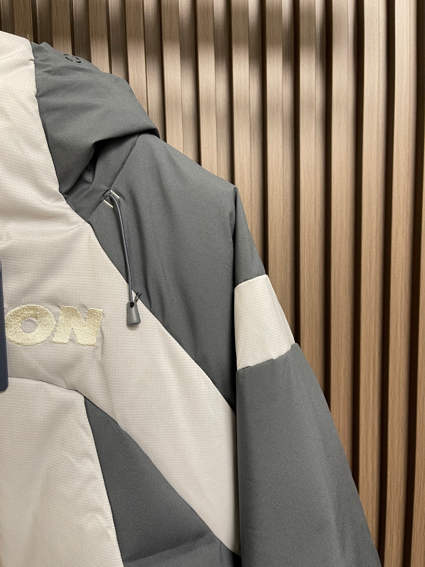 🛒🛒LV 立体绗缝花卉滑雪连帽羽绒外套，定制5合1防绒密织科技面料 以及定染3合1双线防绒格纹料 每一寸