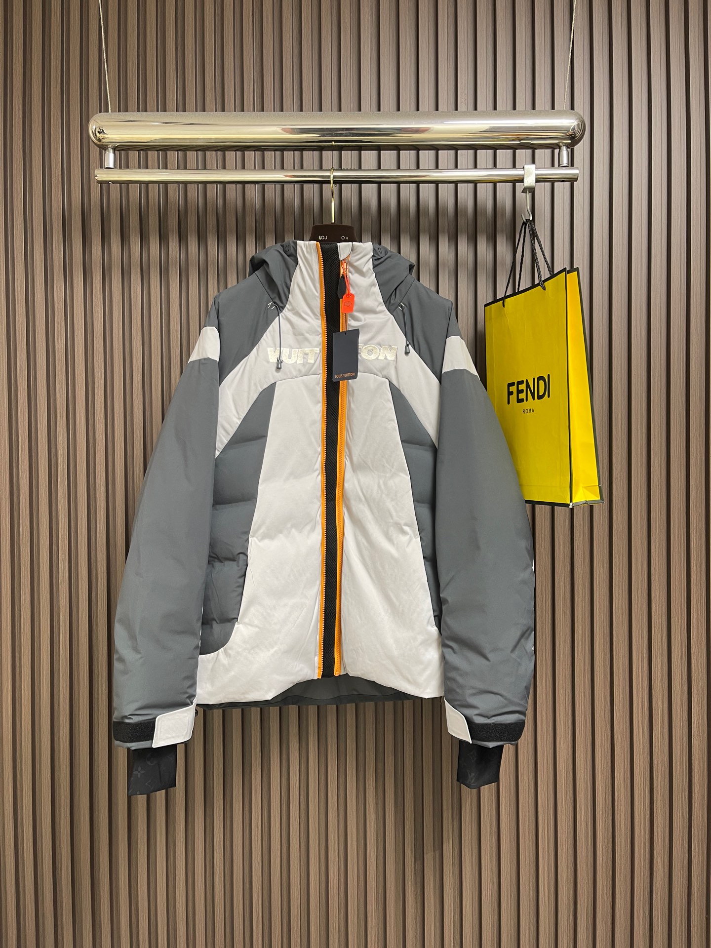 NO:683094,LV three-dimensional quilted floral ski hooded down jacket, custom-made 5-in-1 anti-velvet densely woven technical fabric and custom-dyed 3-in-1 double-thread anti-velvet plaid fabric. Every inch of fiber contains heavy warmth. It uses the new national standard 90 white duck down (welcome to test) with full down volume and warmth. The minimalist gray and silver collision allows luxury to develop tension in calmness and reconstructs winter luxury with cold-toned aesthetics.  With VUITTON three-dimensional embroidery on the chest and quilted Monogram flowers on the back as the core, it uses two-sided interpretations of two iconic symbols to upgrade the visual symbols into touchable art. It uses built-in multiple functional details to express Louis Vuitton's travel spirit to the fullest. Technology is integrated into the blood. Details define luxury.  Determine the down filling area and determine the weight of down per square meter according to the three-dimensional effect of the original version to calculate the amount of down filling for each cut. The down filling machine uses a digital weighing sheet to achieve stable measurement. It adopts imported machine embroidery technology and uses advanced computer control systems and precision mechanical components to realize Vuitton embroidery operations with high precision. The lines are smooth and delicate. Embossing composite technology uses scanning to ensure that the size and shape of the imprint are consistent with the original version. Special glue is used as an adhesive to combine and then solidify.  Achieve complete drying and optimal bonding effect. Adopt glue printing. The printing has been modified three times with the film screen. Use glue body paint to print the pattern on the fabric. Bake the fabric to fix the printed pattern. 3D three-dimensional quilting technology. With the programming system of the CNC quilting machine, the down is accurately separated in different areas to ensure that the filling is evenly fixed after sewing. Avoid clumping or shifting, loose version. Sizes 46-52 S-XL 46, chest 126, shoulder width 52  Length 76, size 48 bust 130, shoulder width 53, length 78, size 50 bust 134, shoulder width 54, length 80, size 51 bust 138, shoulder width 55, length 82,,louis vuitton,louis vuitton,jackets & coats,down jacket,hats,19860909LV 立体绗缝花卉滑雪连帽羽绒外套,定制5合1防绒密织科技面料 以及定染3合1双线防绒格纹料 每一寸纤维都蕴含着沉甸甸的暖意 使用新国标90白鸭绒（欢迎检测）冲绒量十足 保暖十足 极简的灰银碰撞 让奢华在冷静中进发张力以冷调美学重构冬季奢华 以胸前VUITTON立体刺绣与后部绗缝Monogram花卉为核心用两种标志性符号的双面演绎 让视觉符号升级为可触摸的艺术 以内置多项机能细节 将路易威登的旅行精神表现的淋漓尽致 科技融入血脉 细节定义奢华 纵情雪域无惧寒 以极致守护成就冬日最无畏的挚友 机械充绒 优先通过制作内胆纸样 以确定充绒区域按照原版立体效果来确定每平方米羽绒的克重 从而计算出每个裁片的充绒量 充绒机采用数字式称重单实现稳定计量 采用进口机刺绣工艺 使用先进的计算机控制系统和精密的机械部件 实现Vuitton刺绣作业 精度高 线条流畅而细腻 压花复合技术 通过扫描的方式 确保压印大小形状与原版一致 再用特制胶水作为粘合剂结合 再进行固化 达到完全干燥且最佳粘接效果 采用胶浆印花 印花经过三次菲林网板修改 使用胶浆体涂料在织物上打印图案 烘烤织物以固定印刷图案 3D立体绗缝技术 借助数控绗缝机的编程系统 不同区域的羽绒精准分隔 保证缝制后填充物均匀固定 避免出现结块或移位的情况,宽松版型.尺码46-52 S-XL 46码胸围126 肩宽52 衣长76 48码胸围130 肩宽53 衣长78 50码胸围134 肩宽54 衣长80 51码胸围138 肩宽55 衣长82,,louis vuitton,louis vuitton,jackets & coats,down jacket,hats,,Men's clothing