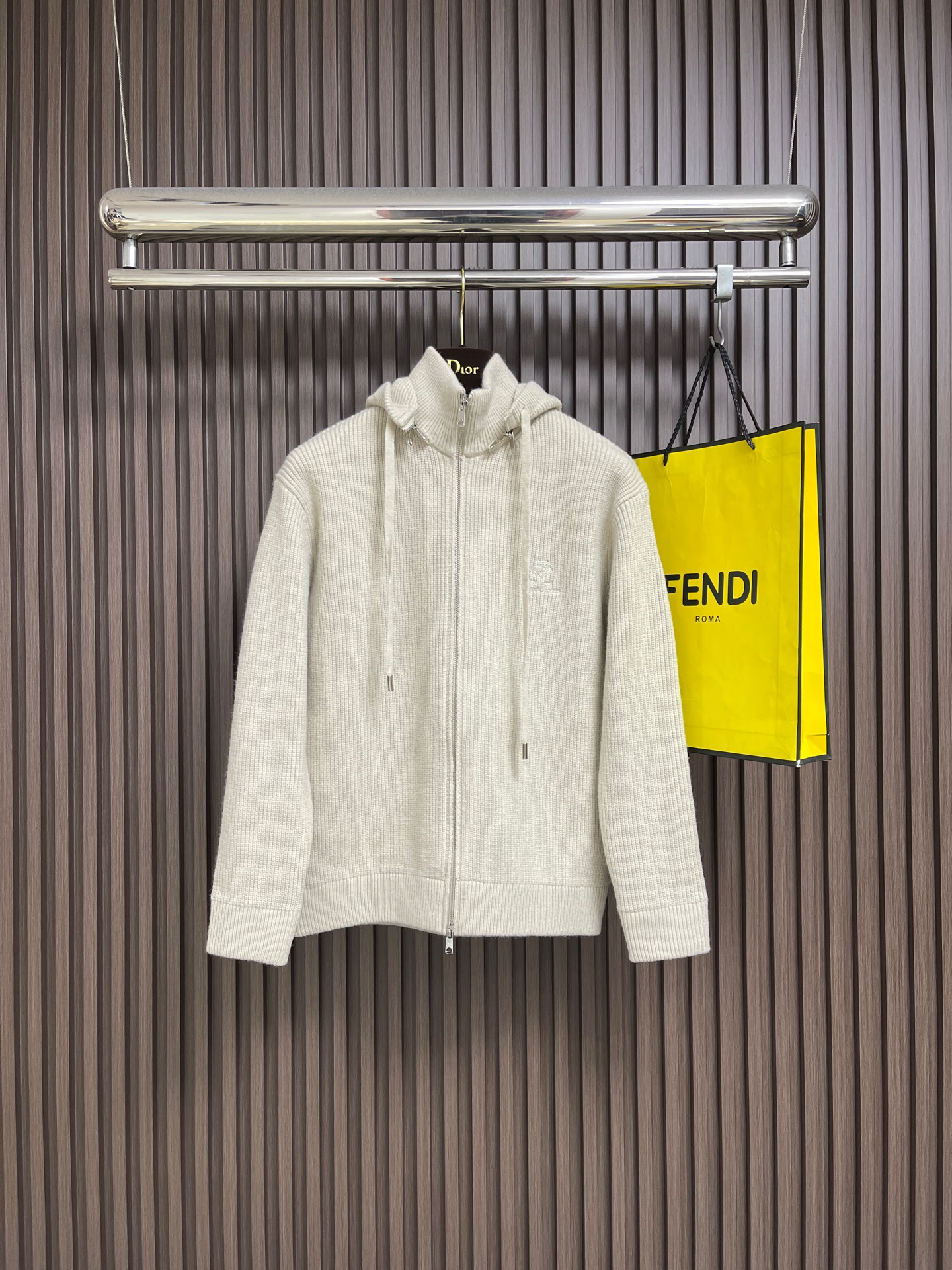 NO:683154,LP Loropiana 2025FW men's autumn and winter wool blended zipper hooded knitted sweater, the hood is detachable. The upper body is modified to shape the body, and the customized fabric perfectly integrates fashion aesthetics and the new urban business casual concept. The detachable design without the hood unlocks a variety of styles. It is simple but not simple, and the details highlight the quality. Sizes M-3XL,,loro piana,loro piana,sweaters,hats,19860909LP Loropiana 诺悠翩雅 2025FW男士秋冬羊毛混纺拉链连帽针织毛衣,帽子可以拆卸 上身修饰身形、定制面料将时装美学和新都市商务休闲概念完美融合,不帽子可拆卸设计,解锁百变风格 简约而不简单,细节彰显品质.尺码M-3XL,,loro piana,loro piana,sweaters,hats,,Men's clothing