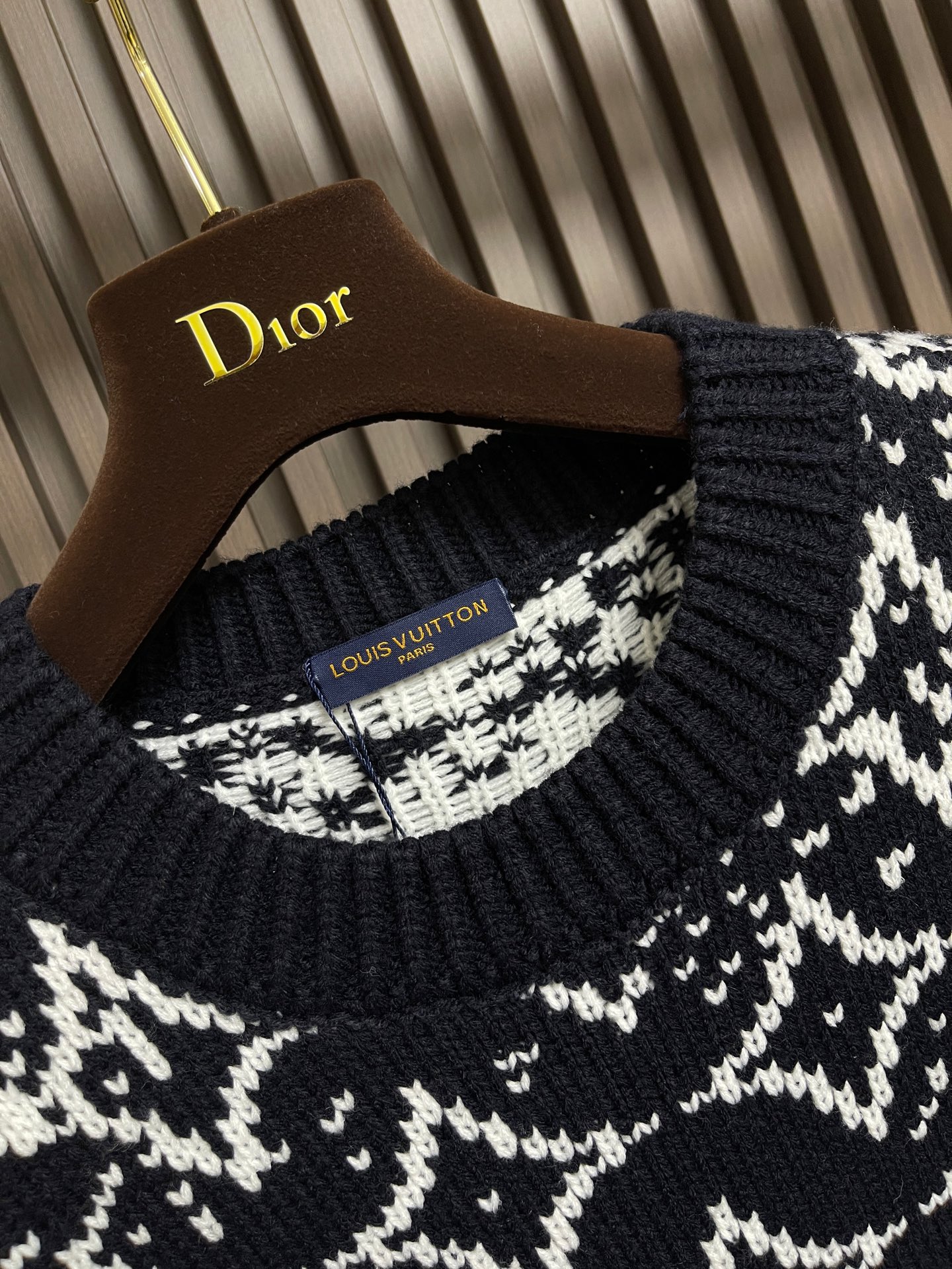 🛒🛒LV 2025SS秋冬新款四叶草提花圆领针织毛衣，采用定制羊毛混纺面料，纱线定织定染，特殊水洗工艺非