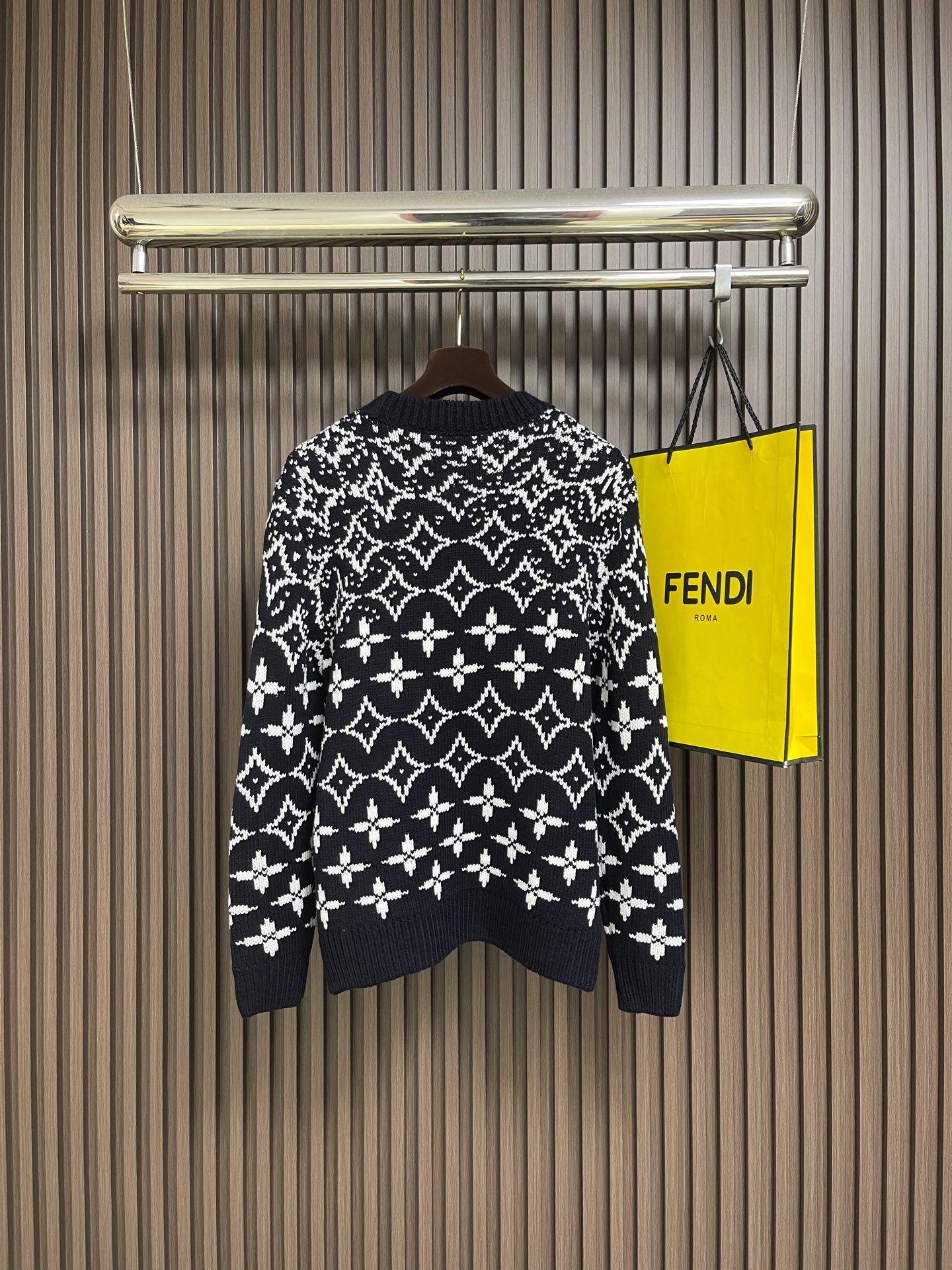 🛒🛒LV 2025SS秋冬新款四叶草提花圆领针织毛衣，采用定制羊毛混纺面料，纱线定织定染，特殊水洗工艺非