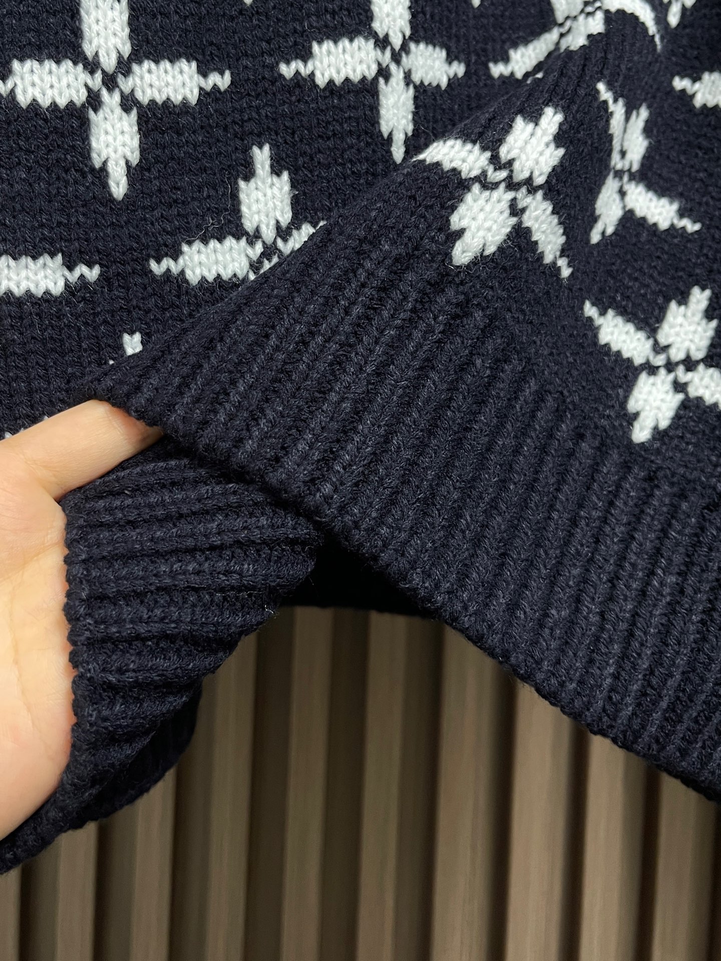 🛒🛒LV 2025SS秋冬新款四叶草提花圆领针织毛衣，采用定制羊毛混纺面料，纱线定织定染，特殊水洗工艺非