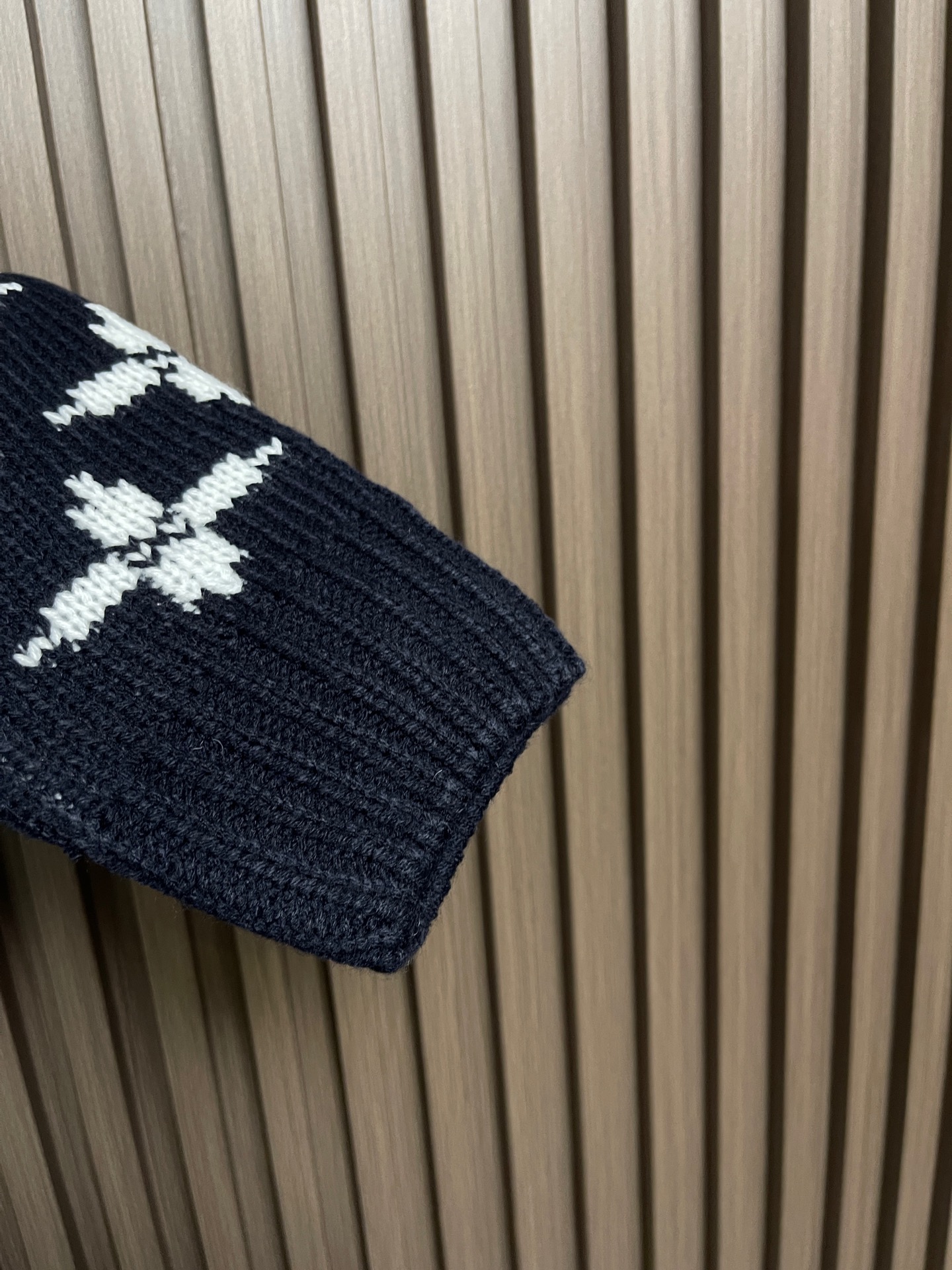 🛒🛒LV 2025SS秋冬新款四叶草提花圆领针织毛衣，采用定制羊毛混纺面料，纱线定织定染，特殊水洗工艺非