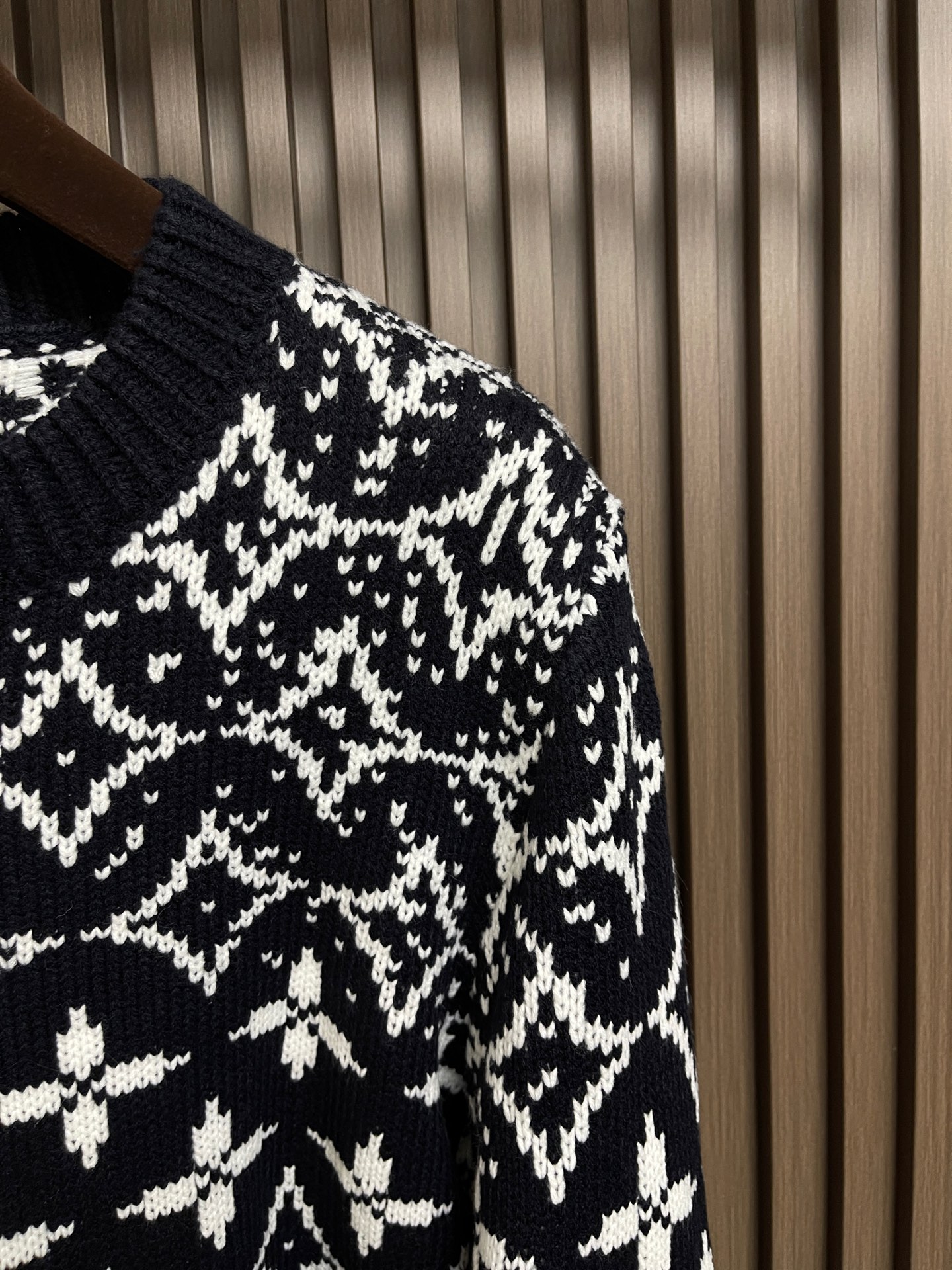 🛒🛒LV 2025SS秋冬新款四叶草提花圆领针织毛衣，采用定制羊毛混纺面料，纱线定织定染，特殊水洗工艺非