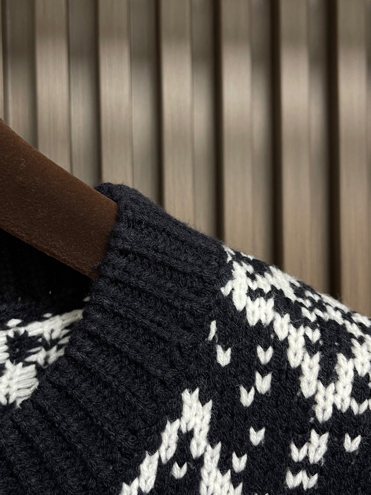 🛒🛒LV 2025SS秋冬新款四叶草提花圆领针织毛衣，采用定制羊毛混纺面料，纱线定织定染，特殊水洗工艺非