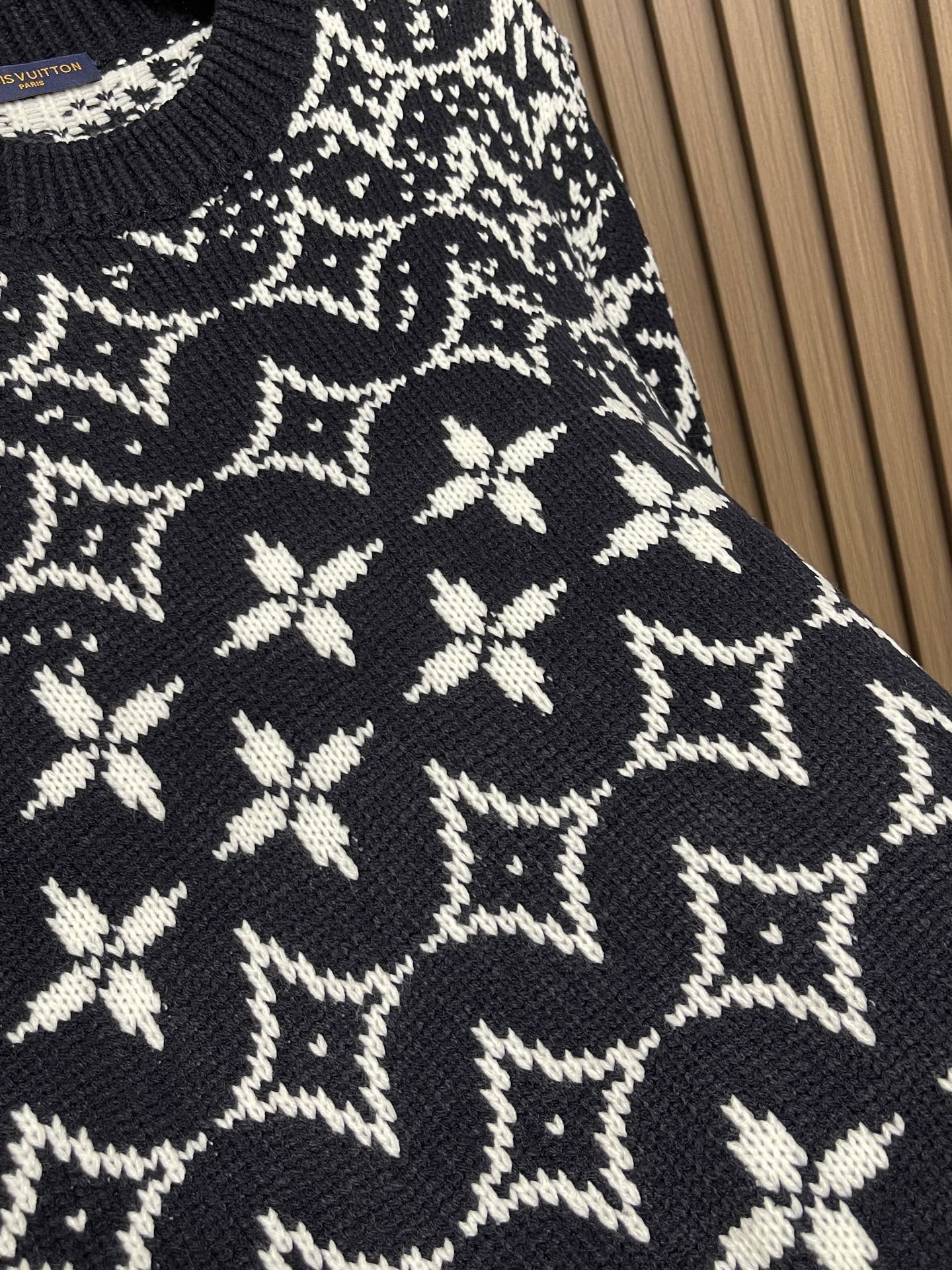 🛒🛒LV 2025SS秋冬新款四叶草提花圆领针织毛衣，采用定制羊毛混纺面料，纱线定织定染，特殊水洗工艺非