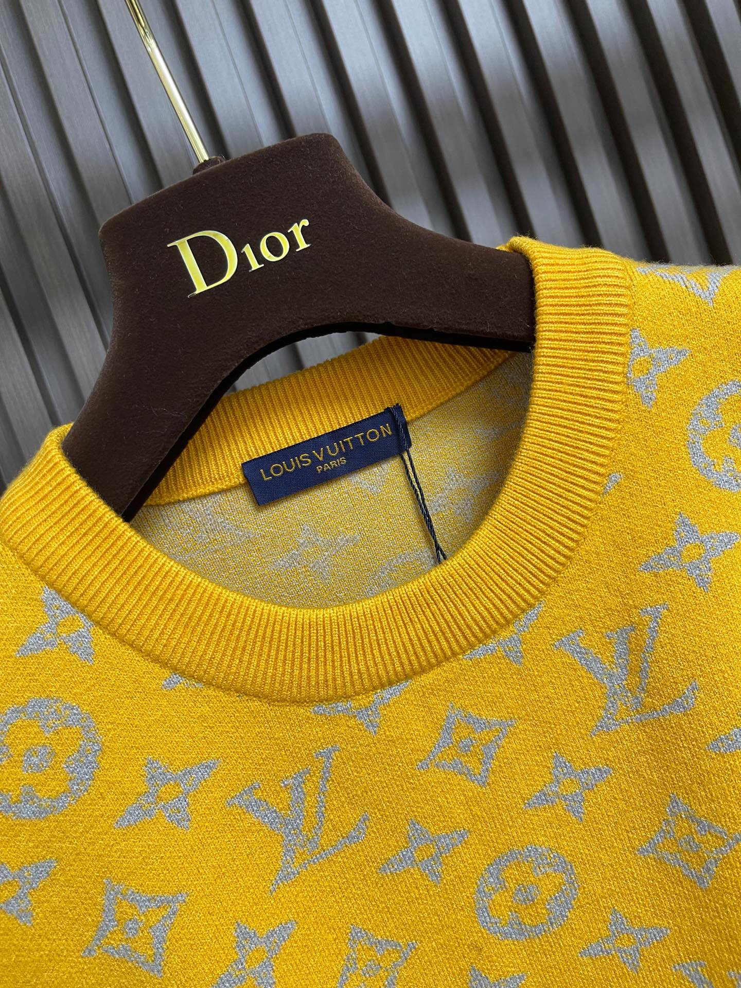 🛒🛒LV 嵌花圆领羊毛针织毛衣 该款面料采用羊毛与棉纱线织出，12针进口机高密度织法成本非常之高，每一件