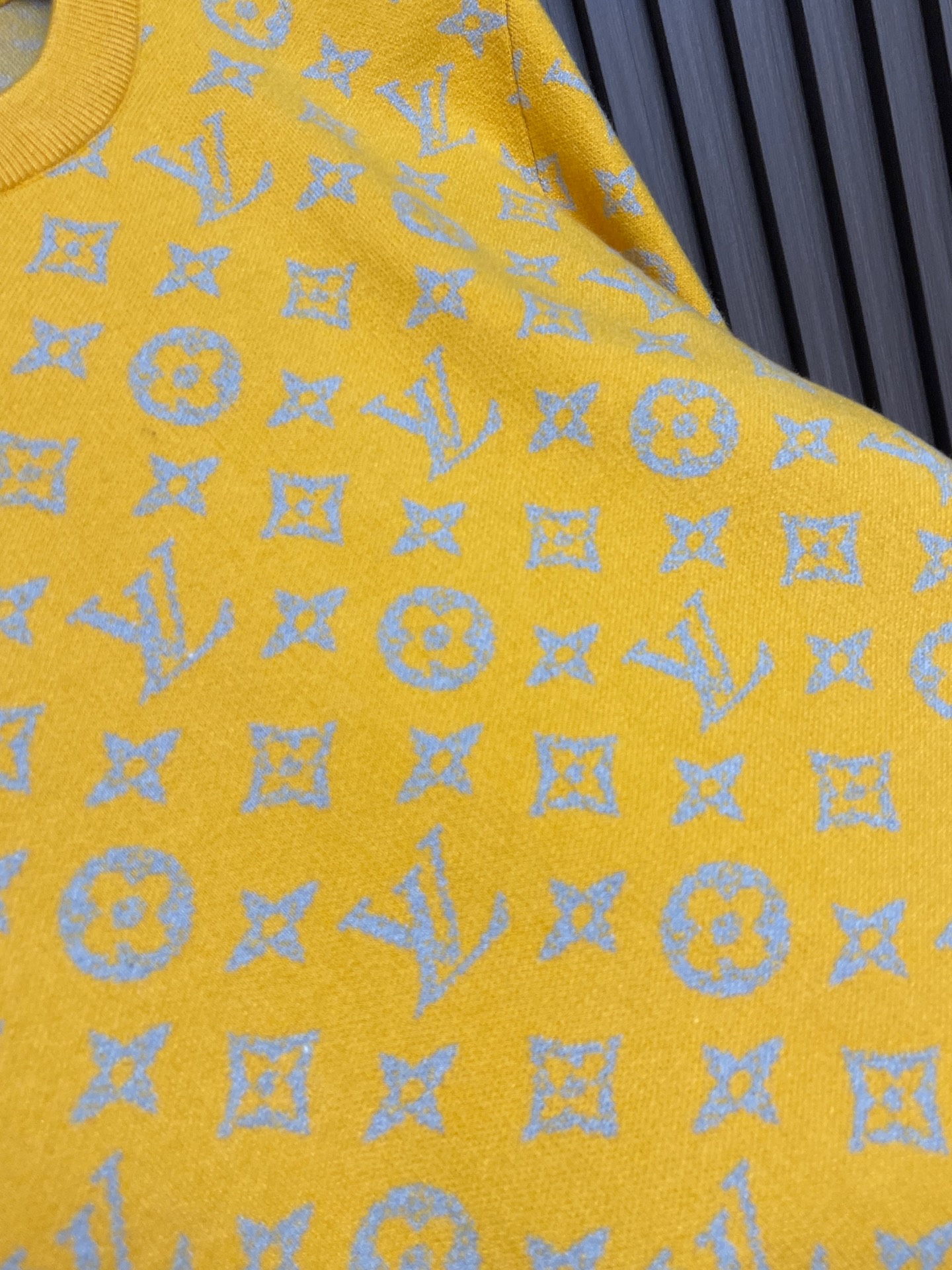 🛒🛒LV 嵌花圆领羊毛针织毛衣 该款面料采用羊毛与棉纱线织出，12针进口机高密度织法成本非常之高，每一件