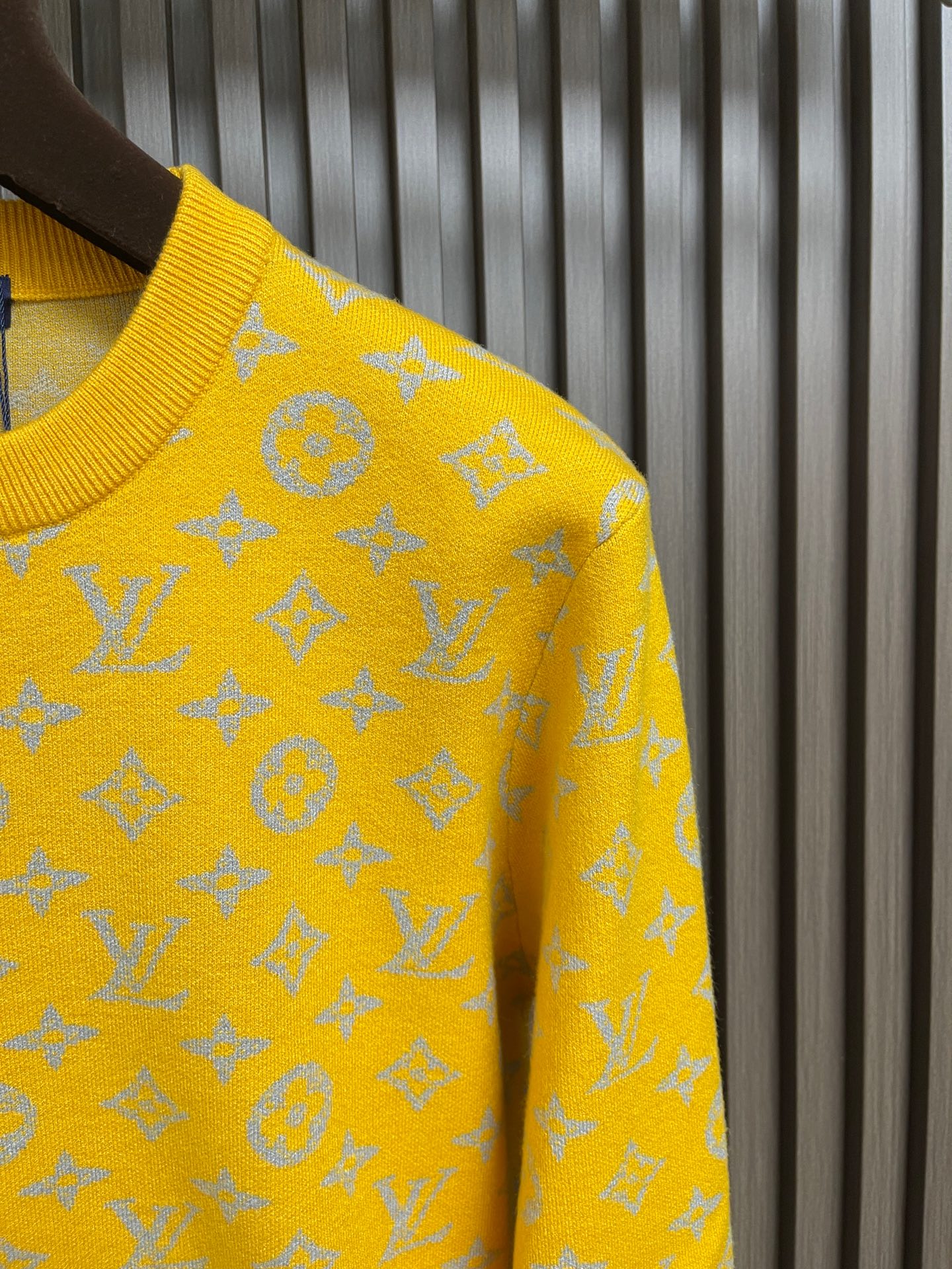 🛒🛒LV 嵌花圆领羊毛针织毛衣 该款面料采用羊毛与棉纱线织出，12针进口机高密度织法成本非常之高，每一件