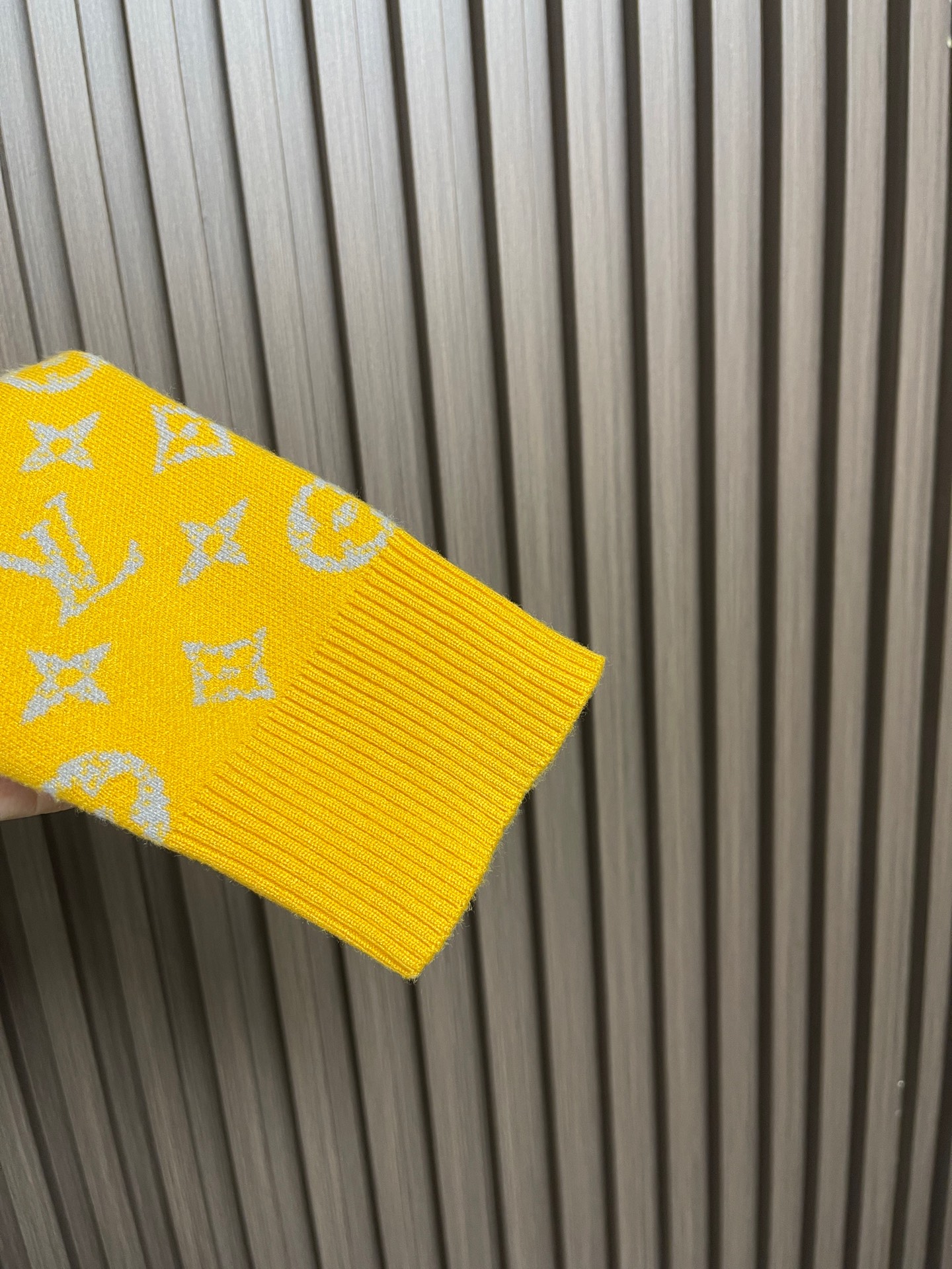 🛒🛒LV 嵌花圆领羊毛针织毛衣 该款面料采用羊毛与棉纱线织出，12针进口机高密度织法成本非常之高，每一件