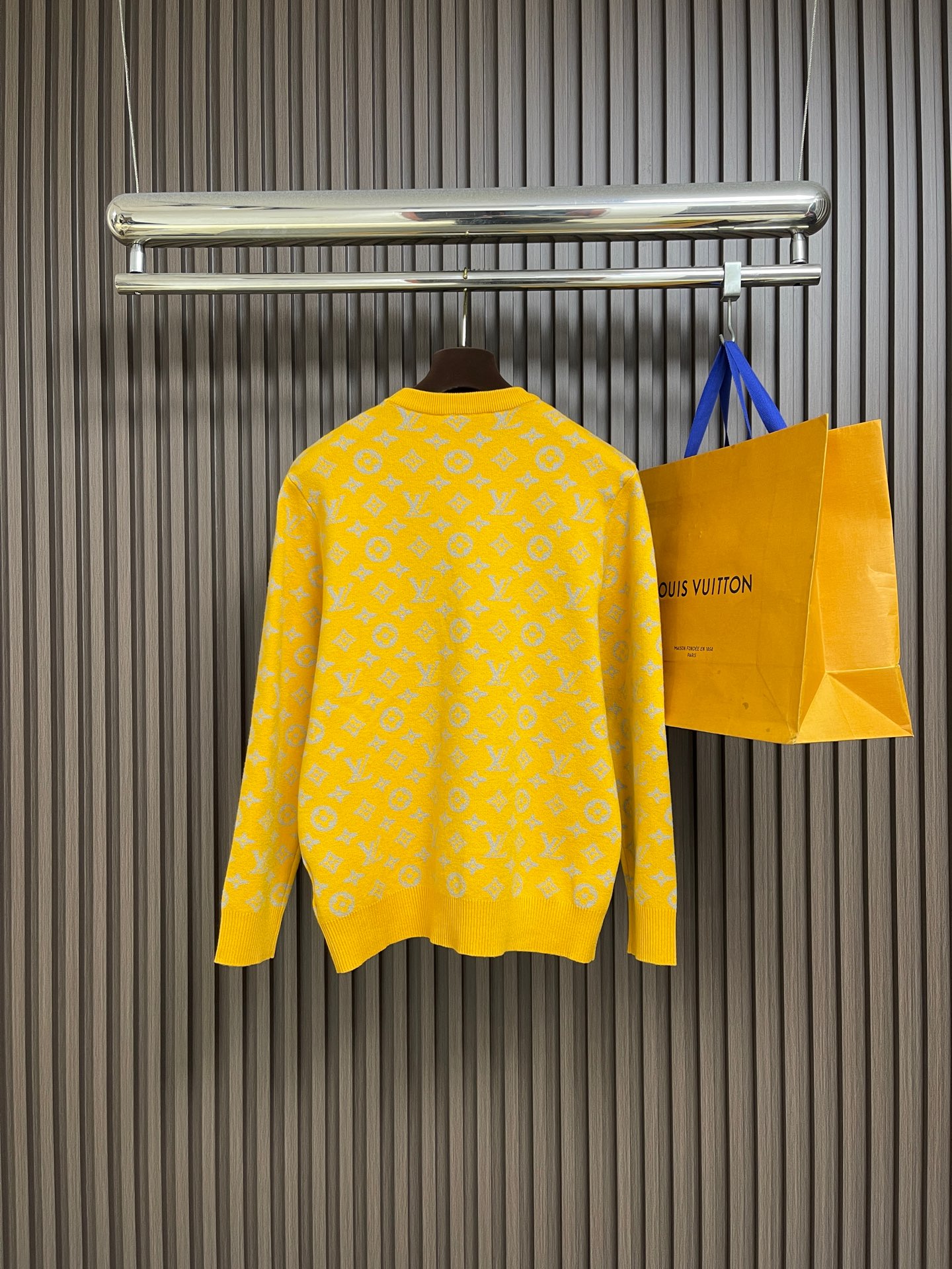 🛒🛒LV 嵌花圆领羊毛针织毛衣 该款面料采用羊毛与棉纱线织出，12针进口机高密度织法成本非常之高，每一件