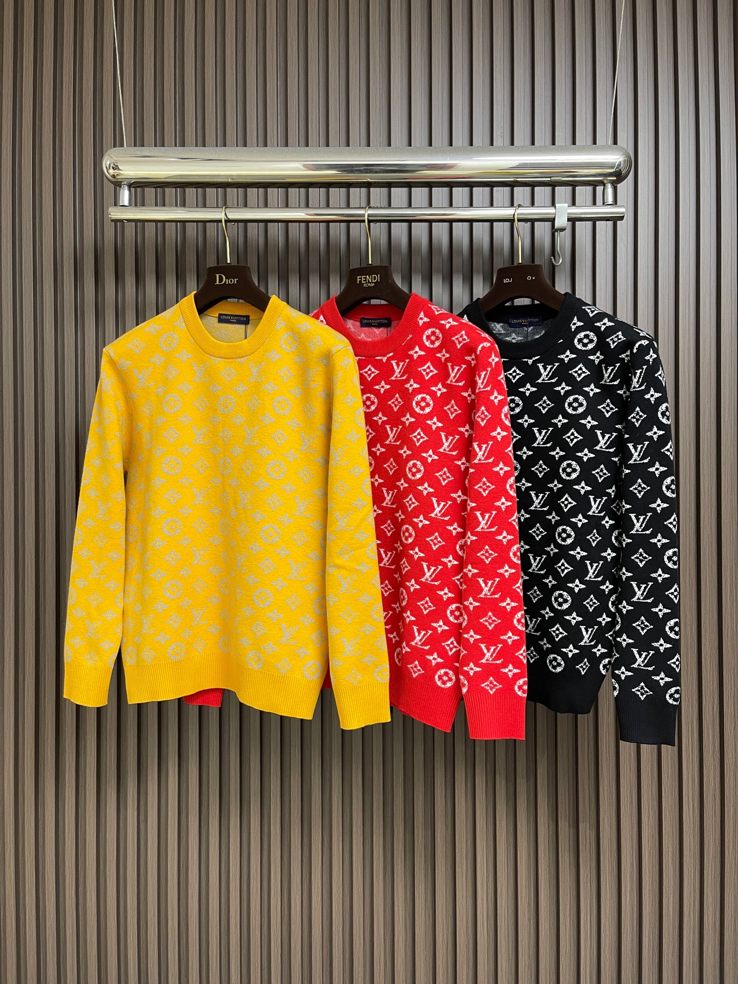 🛒🛒LV 嵌花圆领羊毛针织毛衣 该款面料采用羊毛与棉纱线织出，12针进口机高密度织法成本非常之高，每一件