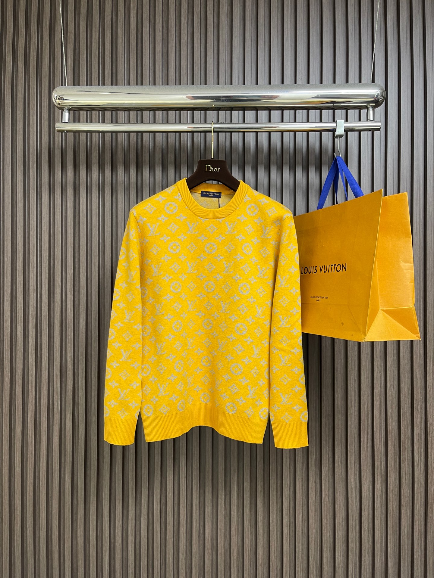 🛒🛒LV 嵌花圆领羊毛针织毛衣 该款面料采用羊毛与棉纱线织出，12针进口机高密度织法成本非常之高，每一件