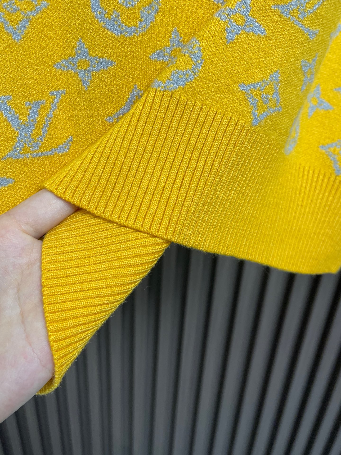 🛒🛒LV 嵌花圆领羊毛针织毛衣 该款面料采用羊毛与棉纱线织出，12针进口机高密度织法成本非常之高，每一件