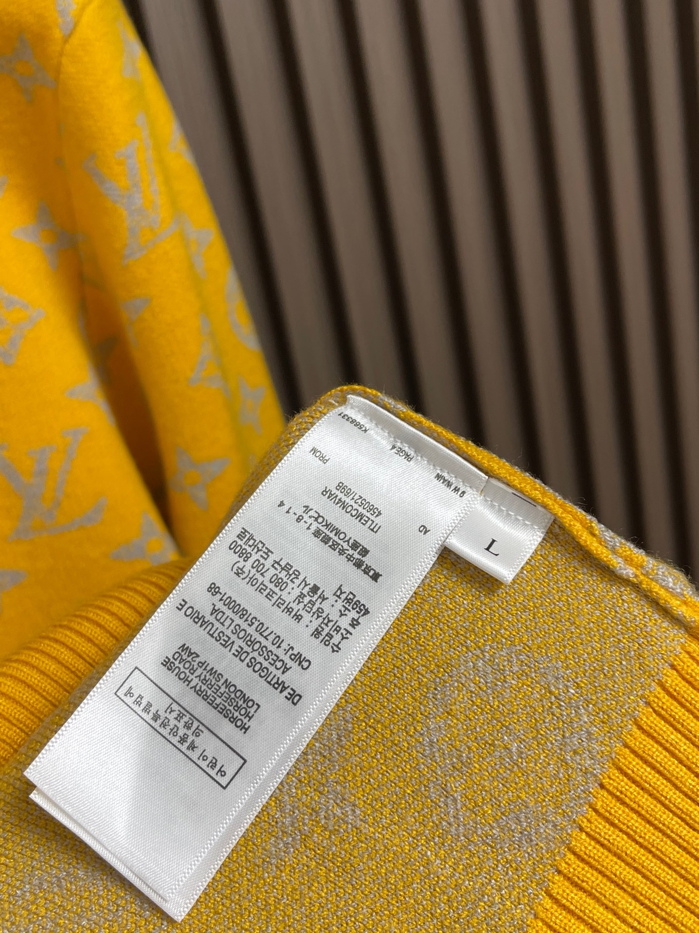 🛒🛒LV 嵌花圆领羊毛针织毛衣 该款面料采用羊毛与棉纱线织出，12针进口机高密度织法成本非常之高，每一件