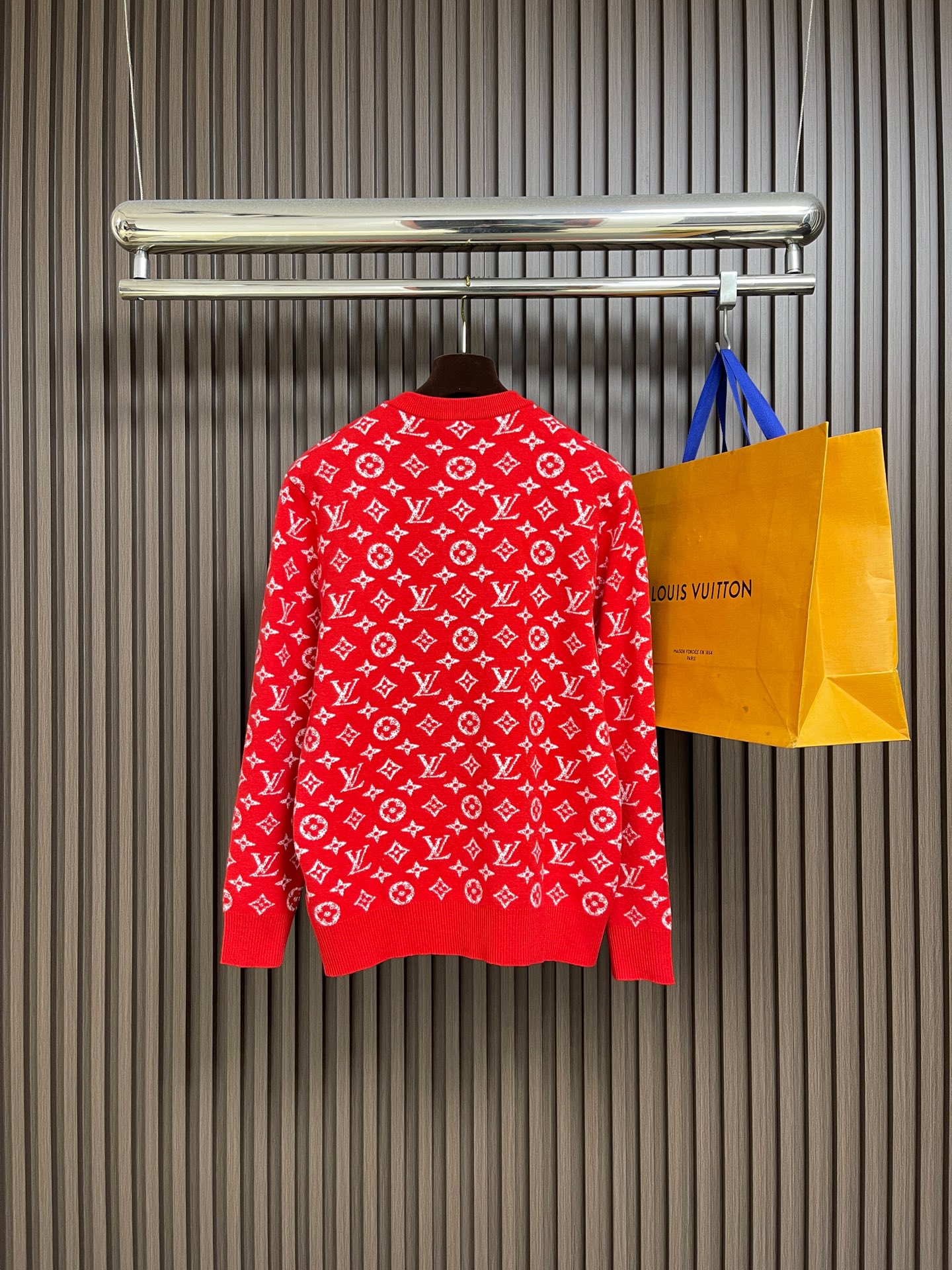 🛒🛒LV 嵌花圆领羊毛针织毛衣 该款面料采用羊毛与棉纱线织出，12针进口机高密度织法成本非常之高，每一件