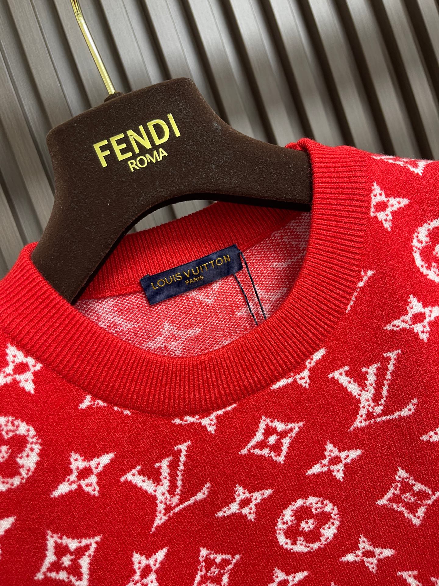 🛒🛒LV 嵌花圆领羊毛针织毛衣 该款面料采用羊毛与棉纱线织出，12针进口机高密度织法成本非常之高，每一件