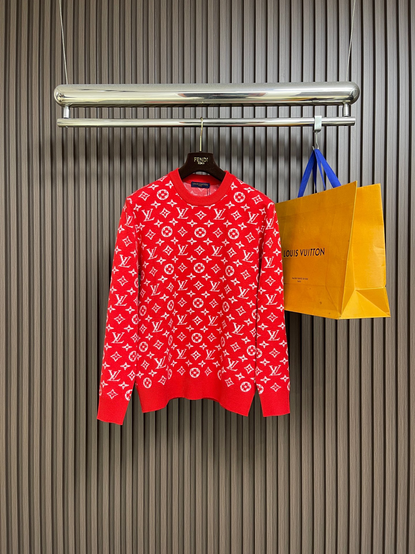 🛒🛒LV 嵌花圆领羊毛针织毛衣 该款面料采用羊毛与棉纱线织出，12针进口机高密度织法成本非常之高，每一件